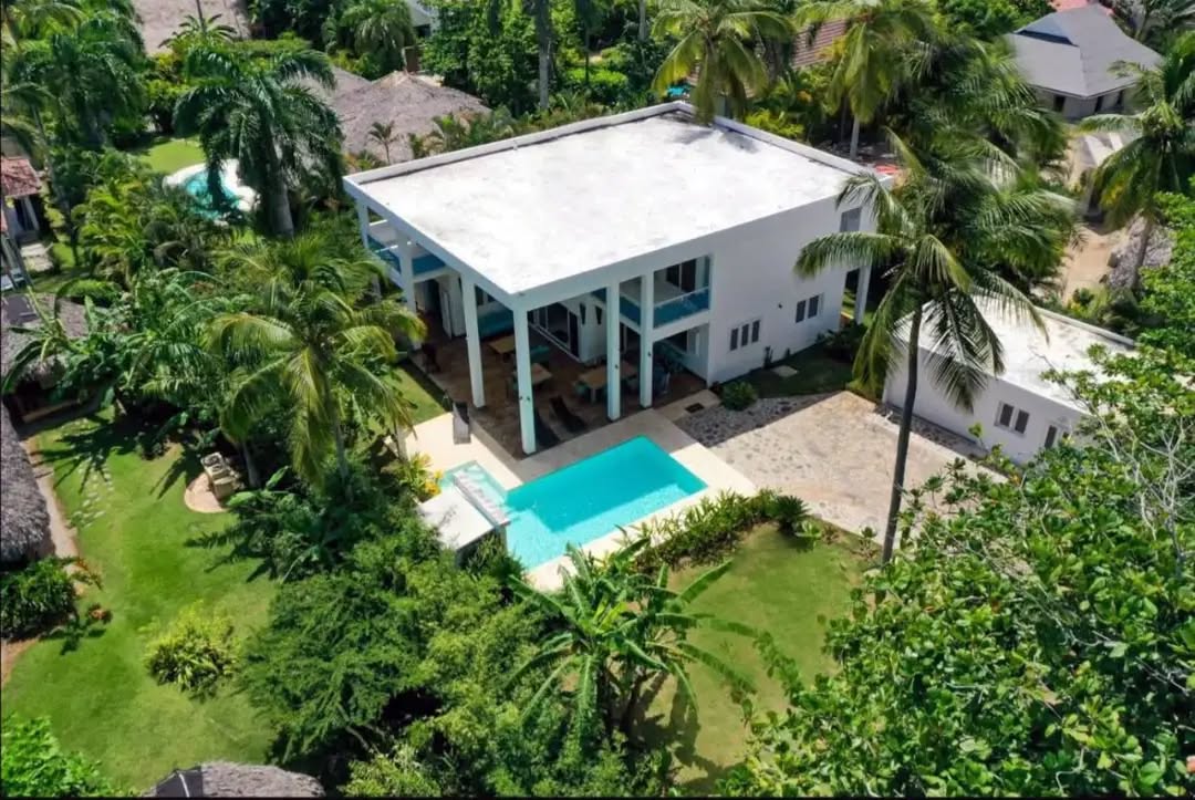 🏝️ Casa Blanca Playa Bonita | Luxury Villa for Sale in Las Terrenas
Experience tropical living just 200 meters from the white sands of Playa Bonita. Located within a secure beachfront gated community, this spacious and fully furnished villa is designed for comfort, relaxation, and unforgettable moments.
✨ Property Features:
• 7 Bedrooms
• 7 Bathrooms
• 500 m² of construction
• 1,111 m² lot
• Private swimming pool with waterfall
• Children's pool
• Air conditioning throughout
• Separate bungalow
• Closed garage
• Fully furnished and move-in ready
• Parking for 4 vehicles
Enjoy the convenience of being close to schools, restaurants, beach clubs, and everything that makes Las Terrenas one of the Dominican Republic's most desirable destinations.
💰 Price: US$750,000
Your private Caribbean retreat is waiting.
#playabonita #lasterrenas #luxuryvilla #dominicanrepublic #beachfrontliving