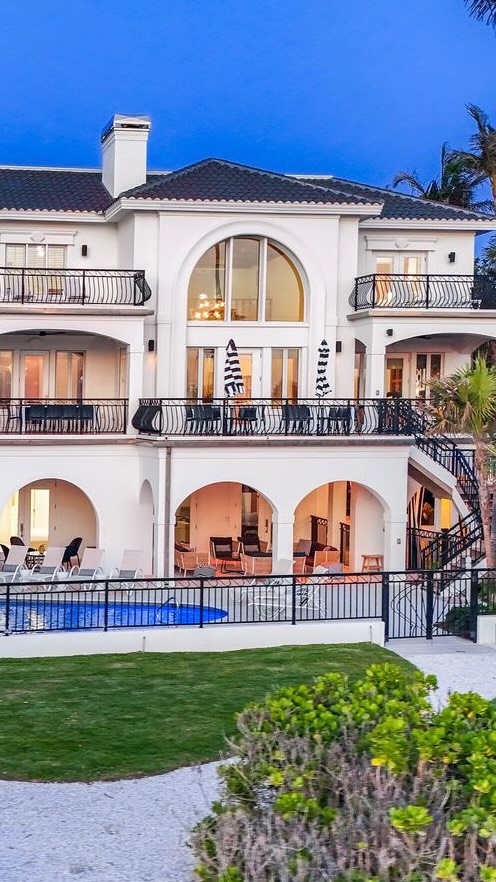 Sea Palms Estate on Captiva Island, FL, spans nearly 9000 sq. ft. with 9 bedrooms for 21 guests (4 king, 6 queen, 10 twin, 1 full) on a 1-acre beachfront property. It includes 10 bathrooms with Molton Brown amenities, a private chef, concierge service, a heated/chilled pool, a media room, yoga, massages, a firepit, kayaking, paddleboarding, volleyball, and ping pong, 45 minutes from the nearest airport.
Ask us for details info@dominiquedebay.com or phone us at 1-212-752-1416 or WhatsApp 1-917-940-2407 #DominiqueDebayCollection #LuxuryTravel #ExclusiveRetreats #FamilyGetaways #BeachfrontLuxury @seapalmsestate