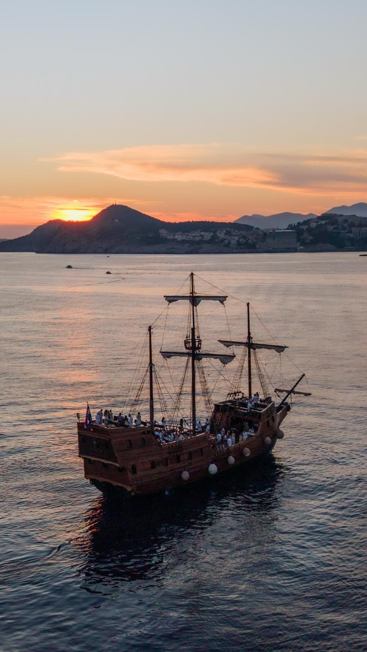 Come with on us a sunset cruise on the @tirenagalleon for Dafina and Justin’s welcome dinner!