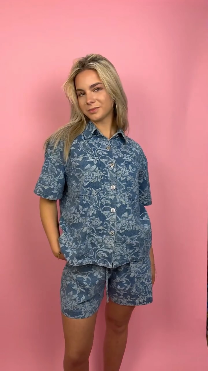 Obsessed met deze denim set ππΈ
De floral print geeft deze co-ord nΓ©t dat beetje extra β¨
Een statement look zonder moeite π
