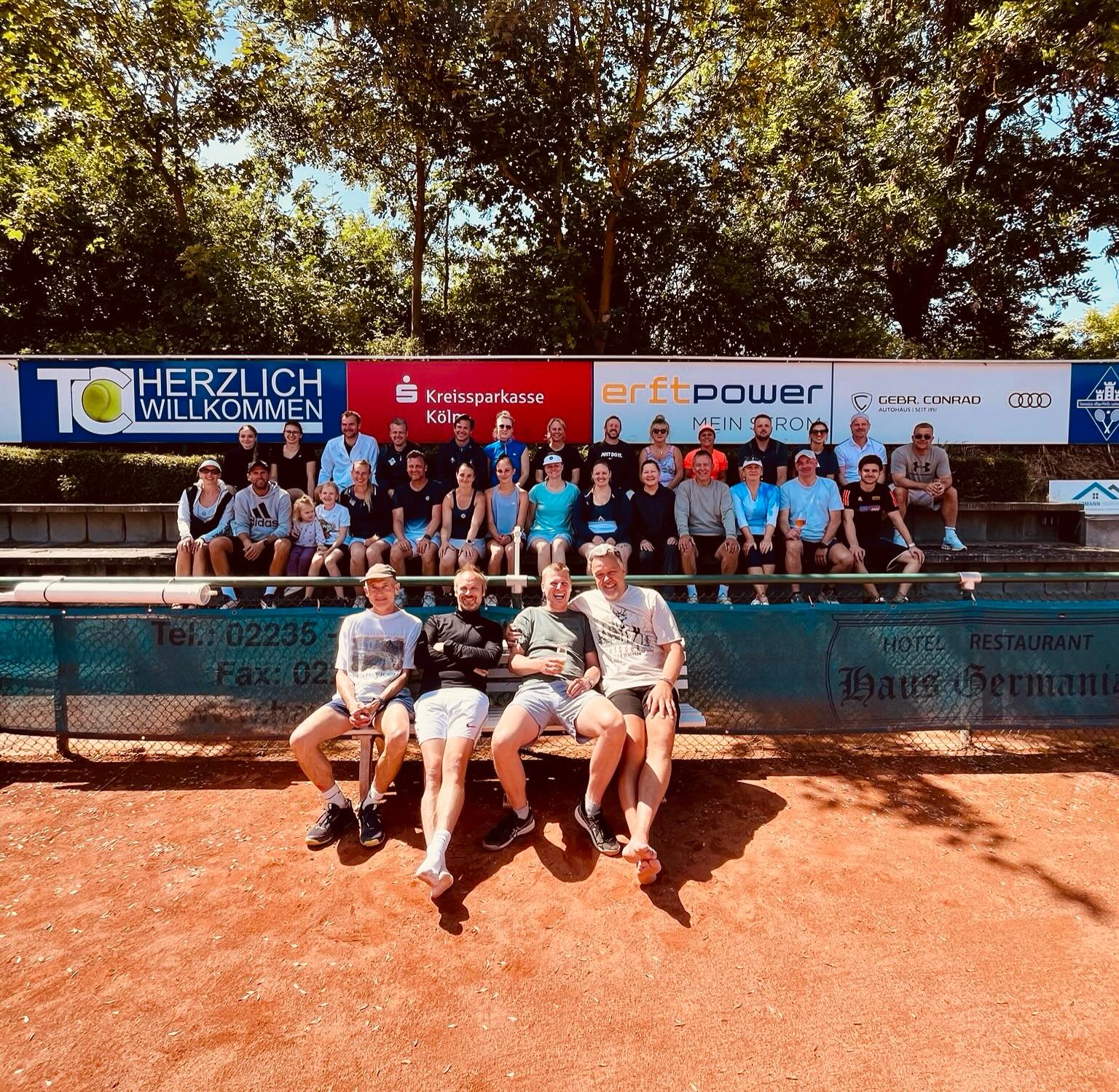 Das 9. TCL Mixed-Turnier ist im Kasten. Das Wetter hätte nicht besser mitspielen können – Sonne, blauer Himmel und perfekte Bedingungen auf den Plätzen! 😎
Ab 10 Uhr wurde in den Gruppenspielen um jeden Ball gekämpft, gerannt und gelacht. Die Stimmung war mega – sowohl auf dem Platz als auch daneben. Egal ob Mitglied oder Gast, mit festem Partner oder Last-Minute-Match: es war ein tolles Event!
Ein fettes Dankeschön an alle, die dabei waren und vollen Einsatz gezeigt haben. Und natürlich ein riesiges DANKE an unser Orga-Duo Nathalie Hoffmann & Sandra Lippok für die perfekte Planung! 👏🏼🏆
Wir freuen uns schon auf die 10. Edition 🎾
#TennisCommunity #Lechenich #TennisMixed