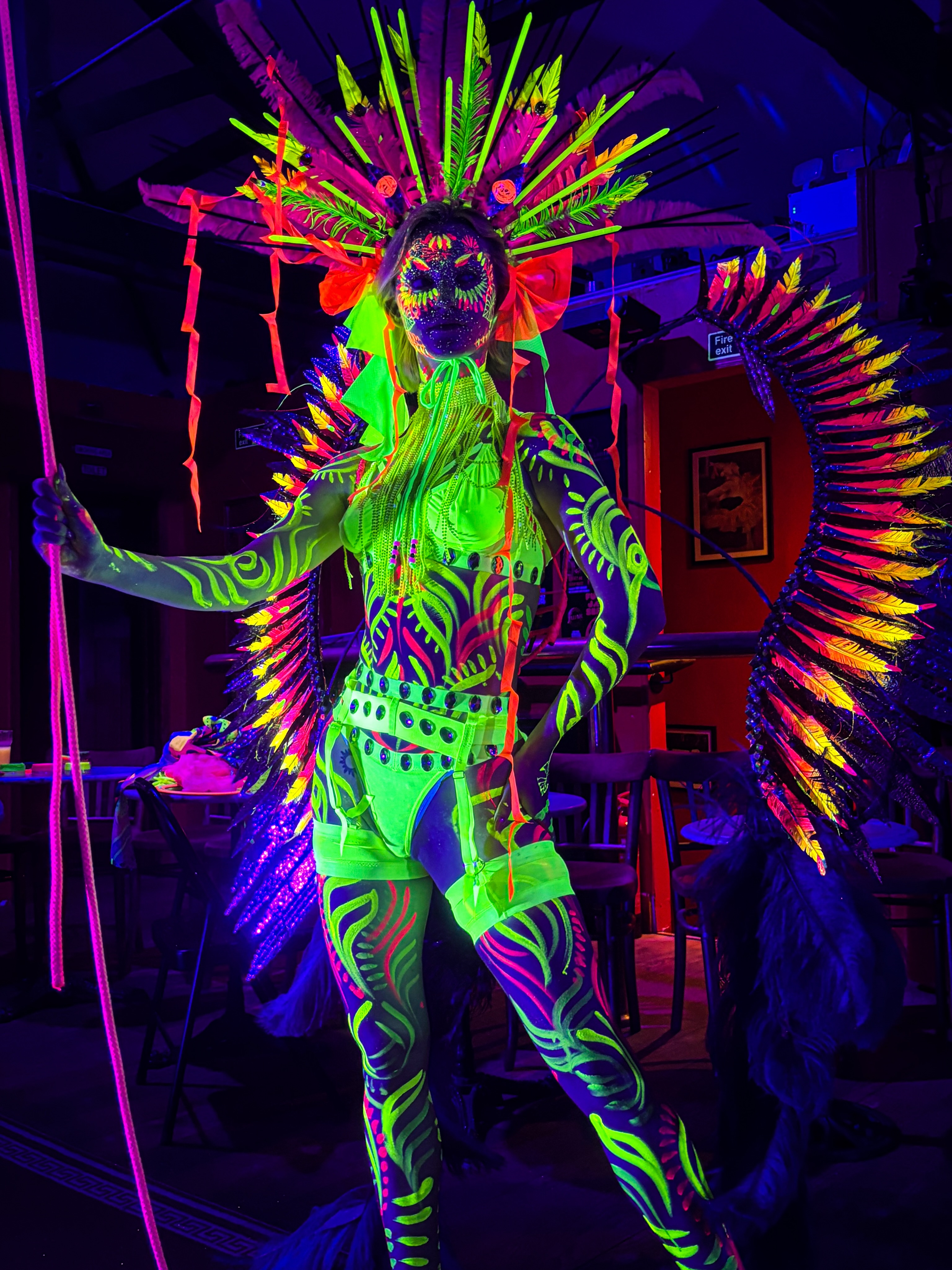 🎭✨ Carnival magic at @toulouse.london yesterday with the incredible @ella.judge.portfolio in collaboration with London’s Finest!
This glowing carnival headpiece was handcrafted from upcycled feathers left behind after last year’s carnival and transformed into a luminous artwork. The wings, feathers and colours made for an epic session!
Missed it? Our Carnival Specials return in August. Book early at www.neonnaked.com
#LifeDrawing #CarnivalArt #LondonEvents #NeonNakedLifeDrawing #FigureDrawing