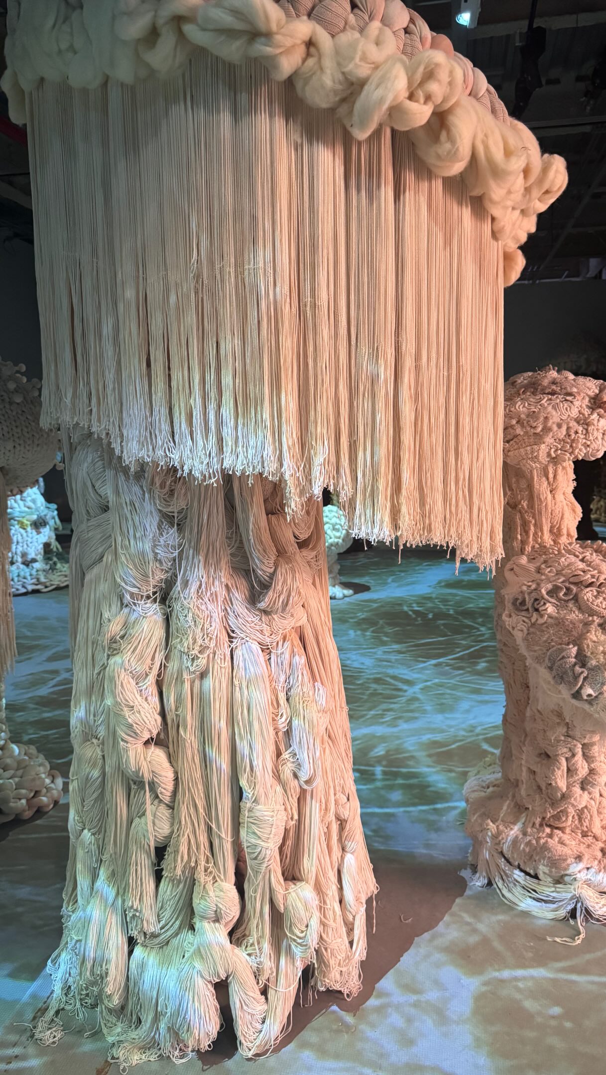 Em sua primeira exposição individual em São Paulo, a artista gaúcha Sandra Anselmi apresenta “Natureza Tecida – Somos Um Único Fio”, na Mata Lab, plataforma de criadores de moda, beleza, design e arte da Mata São Paulo, dando continuidade a sua obra que iniciou em Farroupilha, RS.
Partindo de sua pesquisa sobre a complexidade da rede subterrânea que constitui os fungos, Sandra transforma um espaço de 420m2 num percurso sensorial
contrapondo a escala humana e os cogumelos gigantes de tricô que chegam a
ter 4 metros de altura. A instalação, criada ao longo de anos, reúne cerca de 1,3
tonelada de fios, a maioria residuais, totalizando aproximadamente 40.000 km
de extensão — distância equivalente a uma volta completa ao redor da Terra.
Com curadoria de Lilian Pacce, a exposição parte da lógica biológica dos fungos
para refletir sobre os vínculos invisíveis que conectam seres vivos, ecossistemas
e experiências humanas.
Que lindo 🍄🟫
Visitação até 31 Agosto
@sandraanselmi @lilianpacce @gabipego