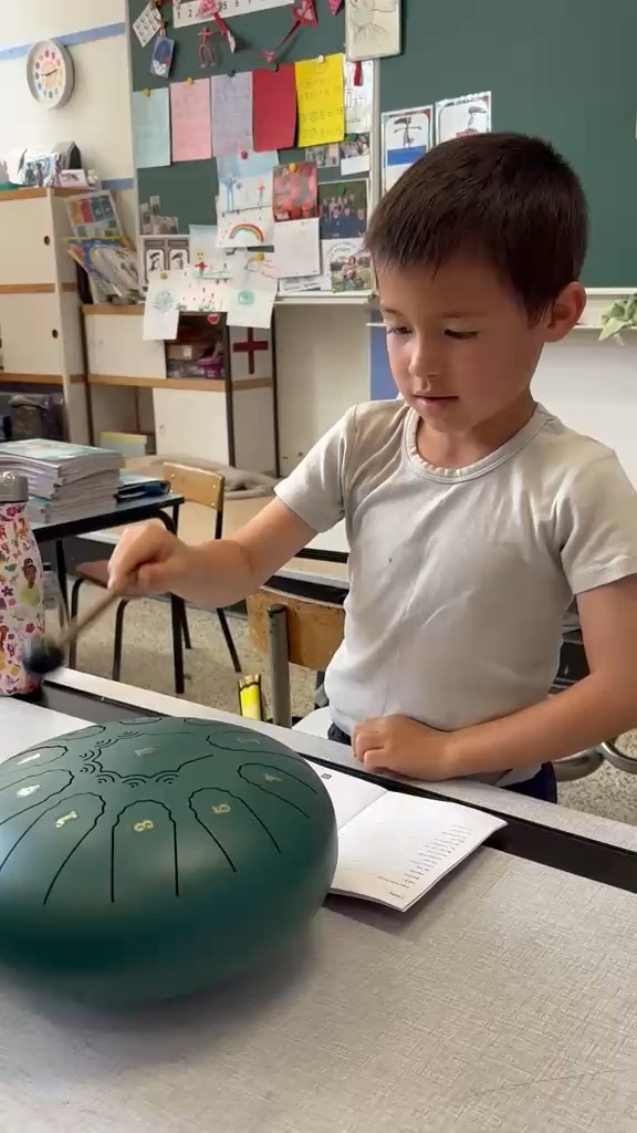 Et si la musique aidait à apprendre ? ✨🎶
Pendant que la classe travaillait, un élève a sorti son instrument pour offrir quelques notes à ses camarades.
Une mélodie douce, une ambiance apaisée… et des élèves concentrés sur leur travail.
La musique a ce pouvoir particulier : elle calme, elle rassemble, elle aide parfois à trouver le bon rythme, celui qui permet de se poser, de réfléchir et de se concentrer 🌿.
#musique #lepouvoirdelamusique #concentration #ecoleprimaire #ecolematernelle #viescolaire #ecolesaintjosephohain #ecolesaintjoseph #ecolestjosephohain #ecolestjoseph #ecoleohain #ecolelasne #ecolesdubrabantwallon #vivrealasne