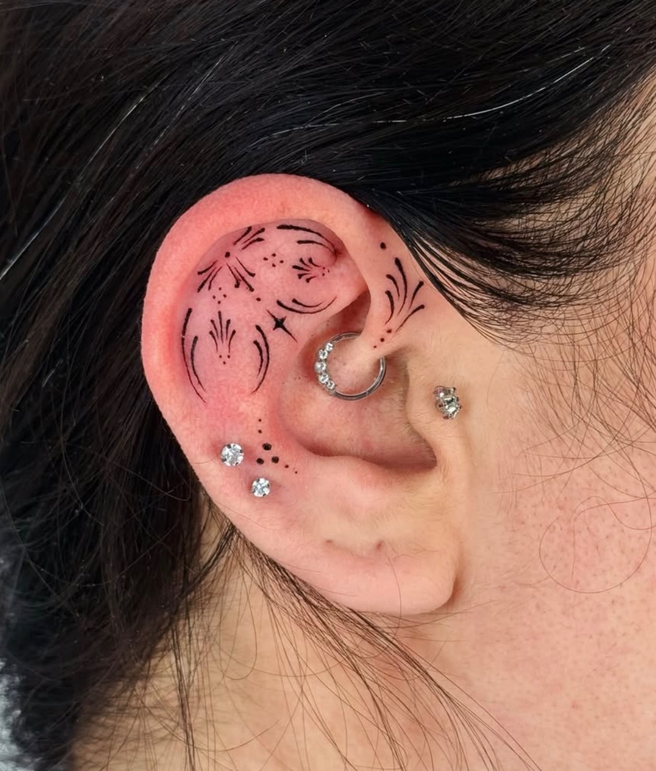 @venusxtattoo on those dainty ear tattoos 😻
#sixtyink #eartattoo #fineline #dainty