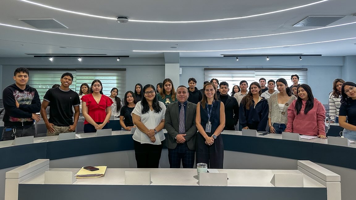 Nuestros estudiantes de la Facultad de Derecho y Gobernabilidad participaron en un espacio de aprendizaje y reflexión junto a la Defensoría Pública del Ecuador, analizando problemáticas jurídicas de actualidad vinculadas al acceso a la justicia y los derechos humanos. 📚
En ECOTEC fomentamos conversatorios académicos que enriquecen la formación profesional.