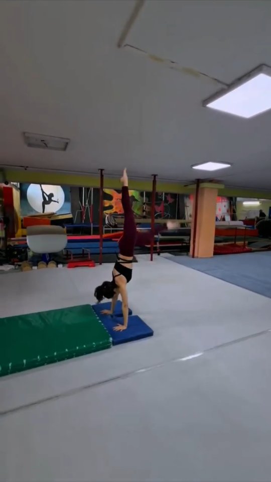 Yaz geldi diye spora ara vermek yok! Yetişkin cimnastik derslerimiz tüm yaz boyunca devam ediyor. Sağlıklı, güçlü ve fit kalmak için bize katılın