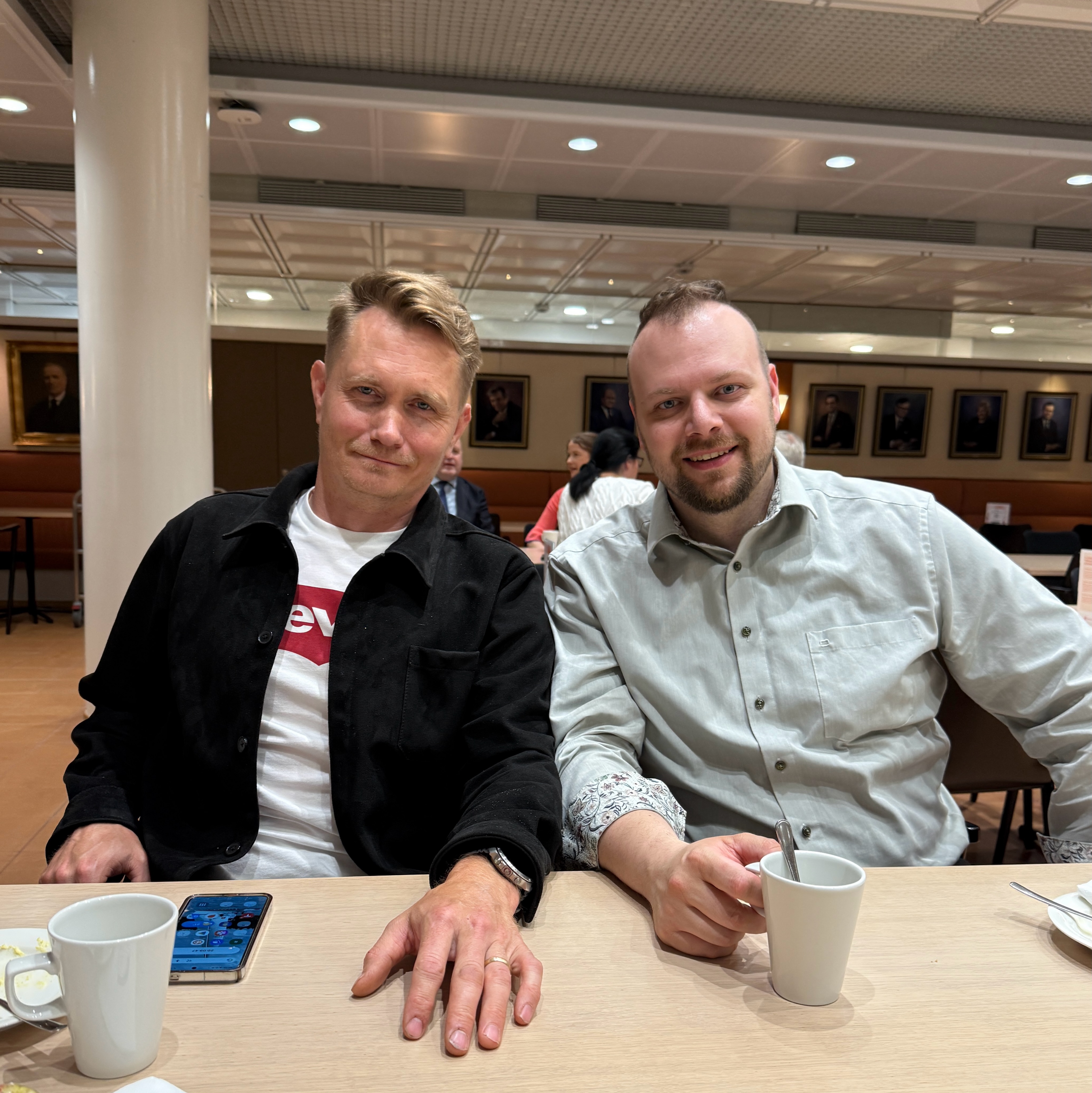 📍 Espoon kaupunginvaltuusto käsitteli tänään kaupungin talouden tasapainotusohjelmaa, vuoden 2027 talousarvion kehystä sekä veroprosentteja.
Keskustan ryhmäpuheenvuorossa valtuustoryhmän puheenjohtaja @halakosaari korosti, että talouden tasapainottaminen on välttämätöntä, mutta se on tehtävä tavalla, joka turvaa Espoon tulevaisuuden.
✅ Koulu- ja kirjastoverkko säilyvät
✅ Kasvatuksen ja oppimisen palvelut säästyvät laajoilta leikkauksilta
✅ Kuntaveroa ei koroteta
– Kasvu on hyvä asia, mutta sen on oltava taloudellisesti kestävää. Muuten vaarana on, että tulevaisuudessa joudutaan tekemään paljon vaikeampia päätöksiä kuin nyt, Halkosaari totesi.
Halkosaari korosti myös, että sovittujen säästötoimien toteutumista on seurattava aiempaa tarkemmin, jotta tavoitteet eivät jää vain paperille.
Valtuutettu @jussiholma käytti puheenvuoron Postipuun koulun hankesuunnitelmasta. Holma piti hyvänä uusien kouluhankkeiden tyyppiratkaisujen hyödyntämistä, mutta muistutti samalla rakennusten kunnossapidon merkityksestä.
– Jos rakennusten ylläpito jätetään tekemättä, ei tarvitse ihmetellä, miksi suhteellisen uusia rakennuksia joudutaan myöhemmin purkamaan ja korvaamaan uusilla, Holma muistutti.
Keskusta haluaa pitää huolta sekä kaupungin taloudesta että espoolaisille tärkeistä palveluista – niin tänään kuin tulevinakin vuosina. 🌱