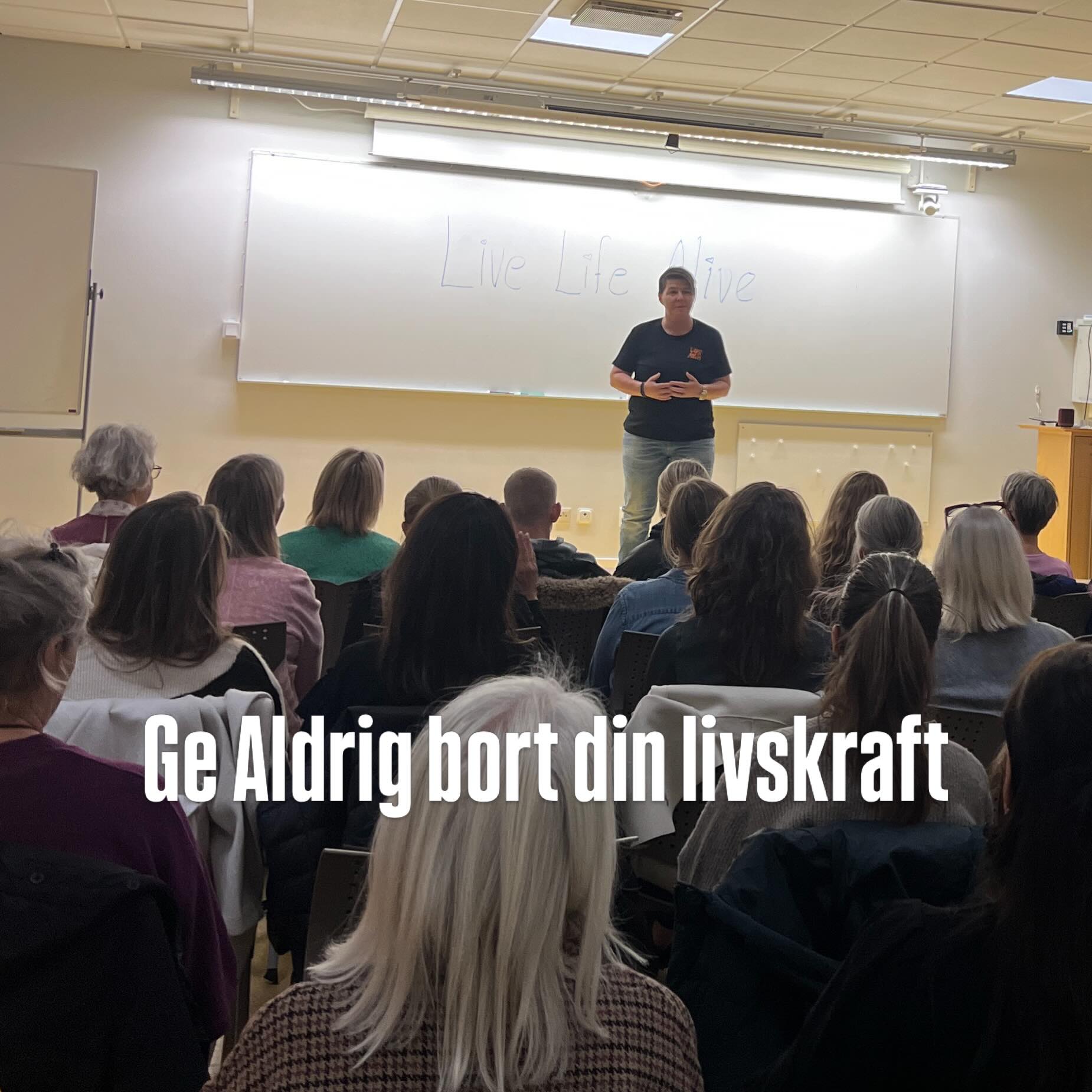 Det pågår ett stort missförstånd i hälsovärlden just nu. Överallt hör vi att vi måste ”reglera nervsystemet” så fort vi känner minsta lilla stress. Vi ska göra övningar och tvinga kroppen till ett lugn varje dag, dygnet runt.
Men vet du vad som händer när du ständigt dämpar kroppens naturliga stressreaktioner istället för att låta dem spelas ut?
Hjärnan tror till slut att situationen är övermäktig. Som ett försvar triggar den igång en funktionell freeze (hypoarousal).
Istället för att bli äkta lugn blir du känslomässigt bedövad, avtrubbad och mekanisk. Du reglerar helt enkelt bort din personliga livskraft och hamnar i en avstängdhet och dissociation.
Nervsystemet är byggt för att pendla naturligt mellan stress och återhämtning. Att försöka kontrollera det dygnet runt skapar bara en ny form av inre stress.
Det är trygghet och stabilitet vi behöver i våra kroppar,inte avstängdhet.
År 2006 var jag på den bokstavliga botten. Jag hade just gjort slut med en kärlek, var spelmissbrukare med trehundratusen i skulder, bostadslös och blev dessutom arbetslös. I ren desperation hittade jag en man som sa:
”Varje gång du uppriktigt vill göra en förändring är det första du måste göra att höja dina standarder. Det absolut viktigaste är att ändra vad du kräver av dig själv.”
Dessa ord räddade mig bokstavligen då för jag var helt nedbruten. Nu 20 år senare använder jag dem fortfarande. Det handlar om att sluta tolerera tillfälliga lösningar och akuta ”quick fixes”. Vi behöver gå till grundorsakerna inte snabba lösningar.
Personligen gör jag breathwork två gånger i veckan, INTE för att manipulera mitt nervsystem. Jag gör det enbart för att korrigera min omvända andning och träna upp muskelminnet i min diafragma och bröstkorg. Jag ser det på samma sätt som att gå till gymmet för att träna upp en svag muskel.
Det är så vi bygger äkta, långsiktig trygghet som varar. Vi behöver skapa inre trygghet inte strategier och Quick fix.
Vi kommer även prata om detta på endagars workshopen. Heal through your story. In på hemsidan under event.
Kärlek🍀
Veronica
#medvetenhet #trygghet #nervsystem#livskraft
