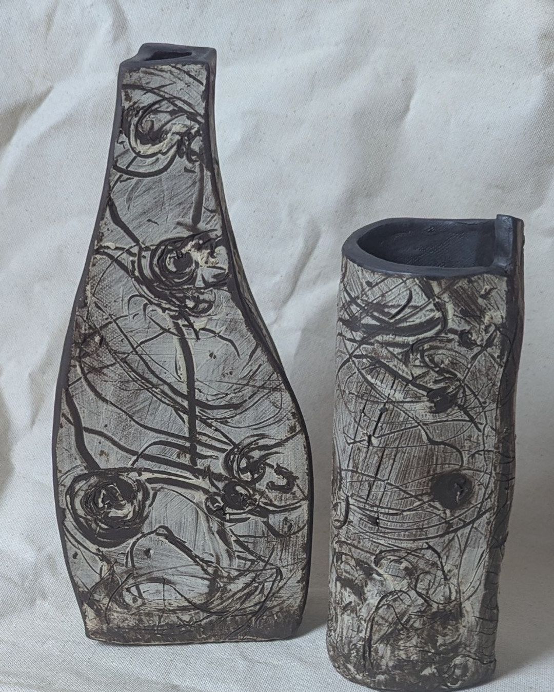 Hakeme magic ✨ Brush-on slip or glaze creates beautiful, textured surfaces in clay — and you can make your own hakeme brush from everyday materials. Read the full process and see my step-by-step tips. Link in Bio
#ClayArt #Pottery #Hakeme #CeramicTips #Handbuilt #StudioPractice
