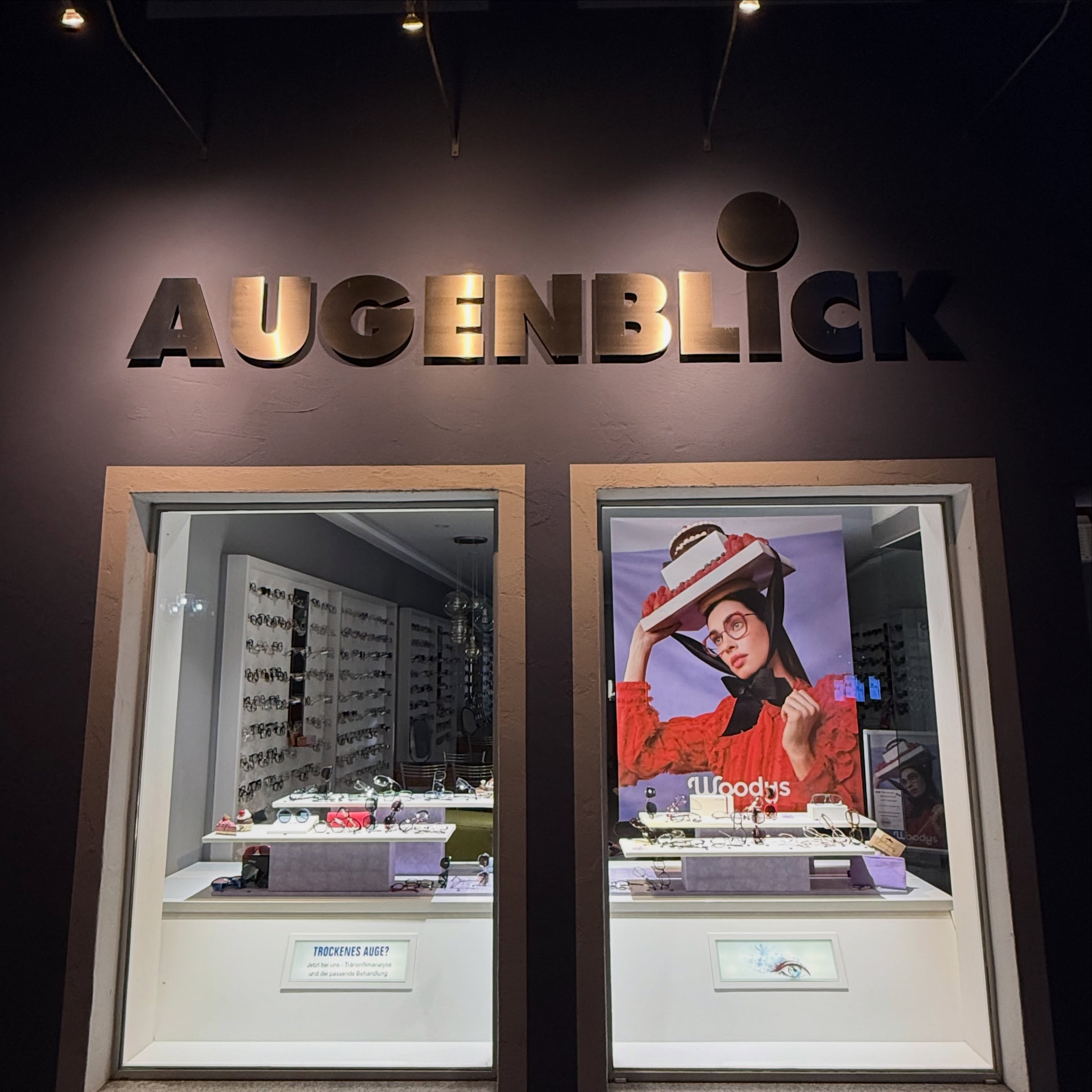 Unsere aktuelle, zuckersüße Deko mit Sahnestückchen @woodyseyewear @optikaugenblick 💜🤍
.
Passend zu unserer neuen Nachbarschaft
🤍-lich Willkommen im Ried @plauderei_donauwoerth
.
#optikerausleidenschaft #donauwoerth #optikerimried #schaufensterdekoration