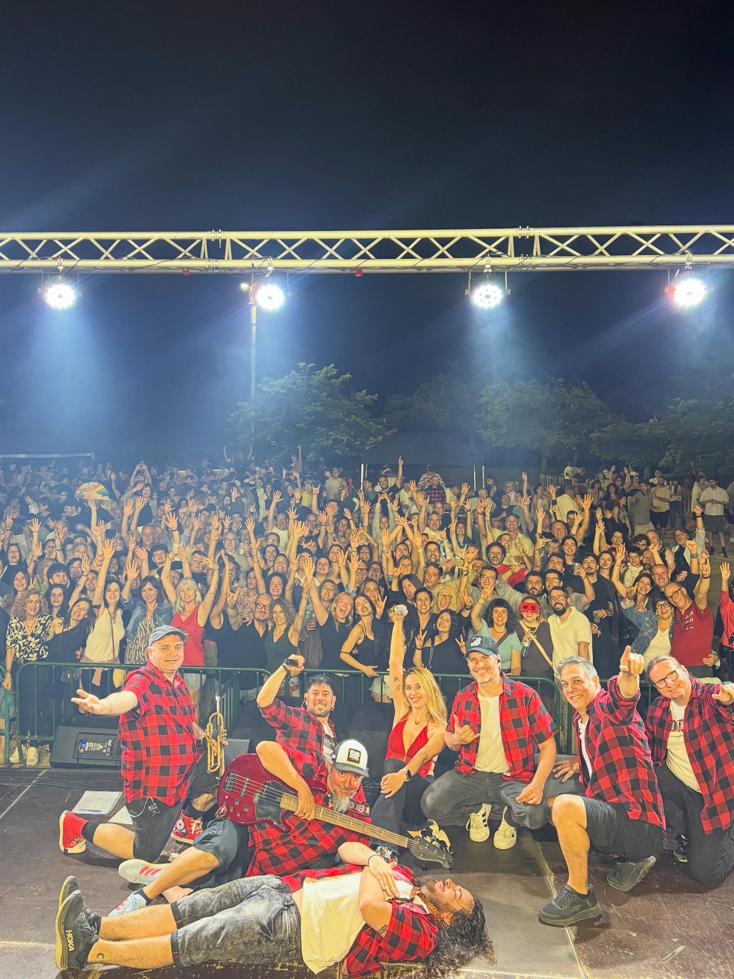 ⭐️CERDANYOLA DEL VALLÈS⭐️
Quina barbaritat de nit! 🔥✨ Encara estem intentant pair tot el que vam viure ahir al barri de Canaletes. Una plaça plena d’energia, ganes de festa i un públic de 10.
Des de la primera cançó fins a l’última, vau cantar, saltar, ballar i convertir el concert en una autèntica festa. Ens ho vam passar increïblement bé damunt de l’escenari i només podem dir una cosa: GRÀCIES! Per l’escalf, per l’energia i per regalar-nos nits com la d'ahir.
Canaletes, vau estar immensos. ❤️🎶🔥 @avv_canaletes