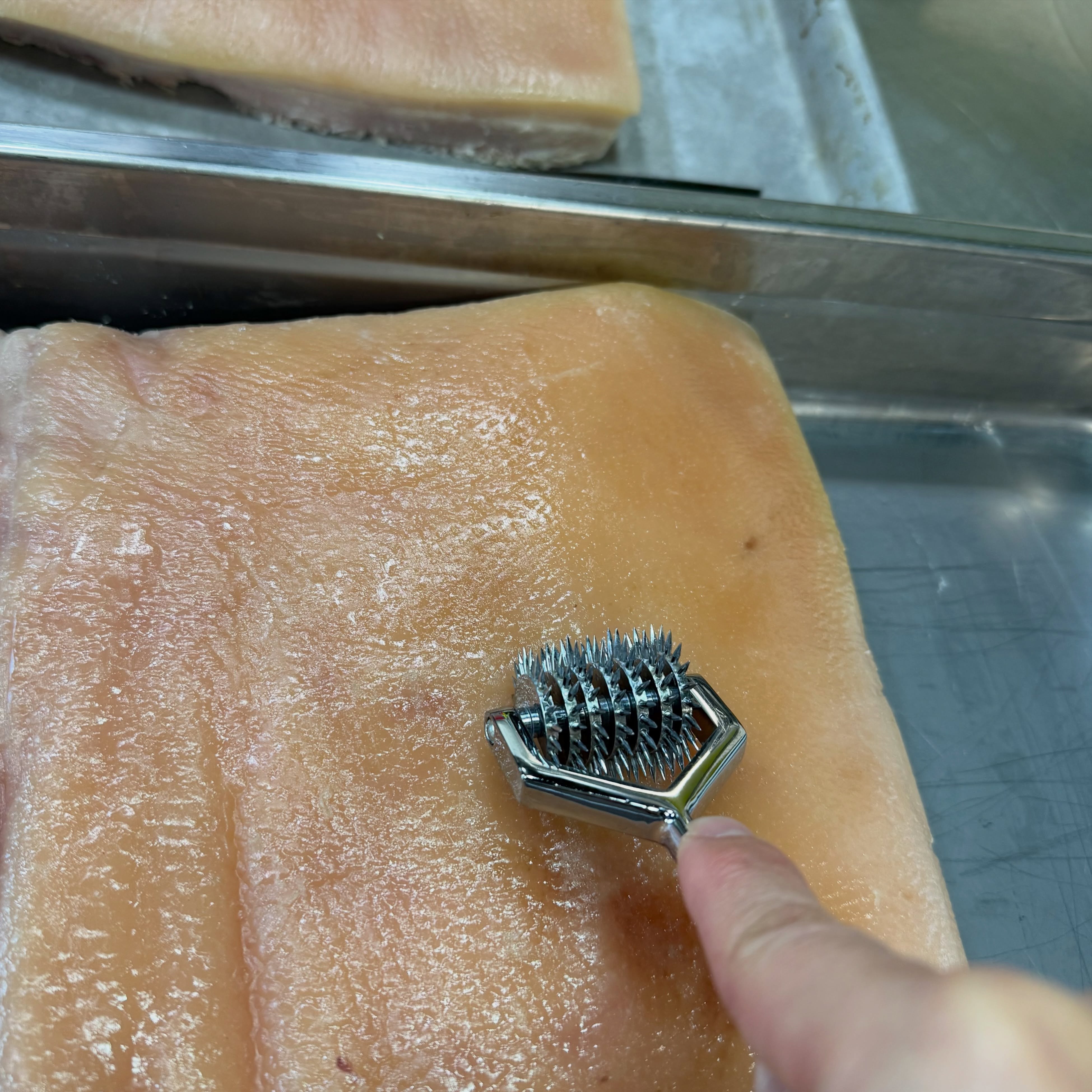 Getting freaky with the pork belly to get crispy skin
#porkbelly
#crispyskin
#Wartenberg