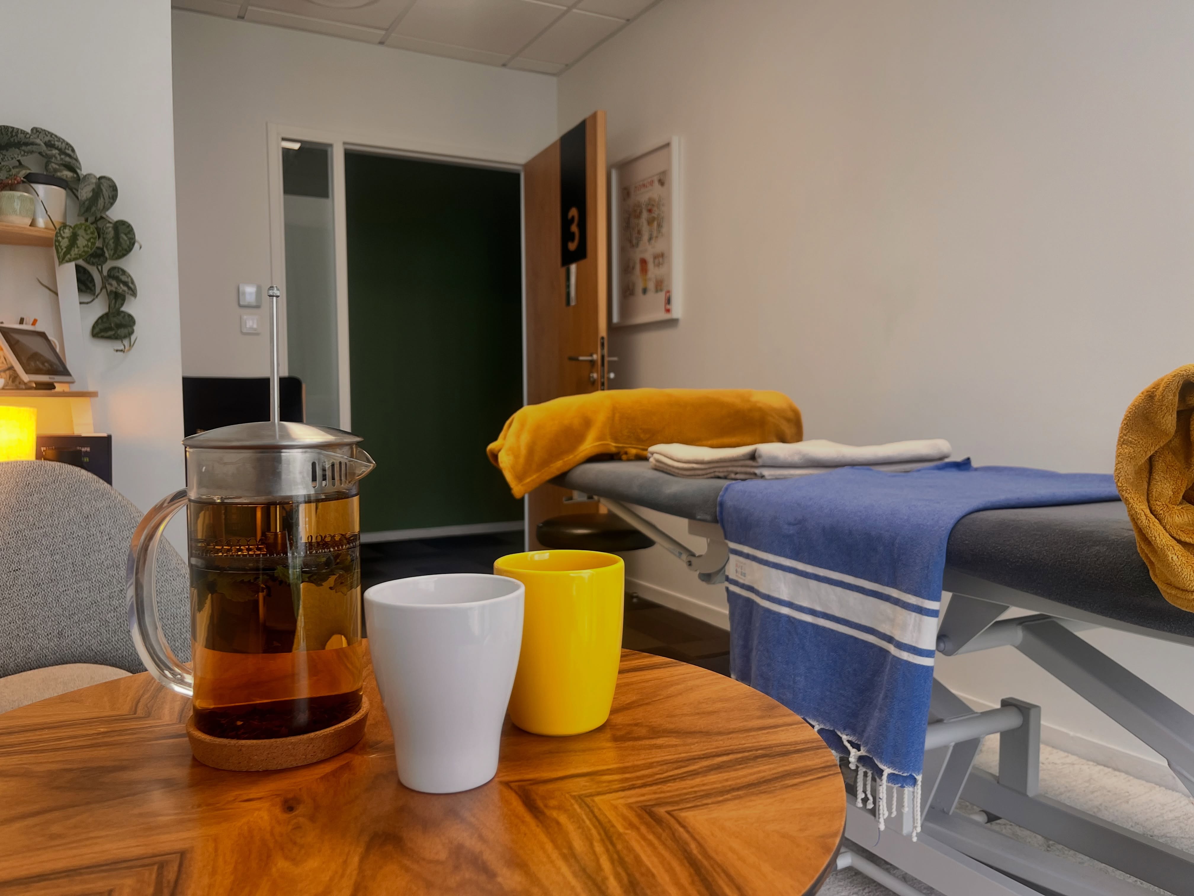 Une séance de réflexologie à Rennes pensée pour vous 🔆
Chaque séance est entièrement personnalisée.
Je vous accueille tout d’abord autour d’une tisane de saison. Ce temps propice à l’échange me permet de mieux comprendre votre situation, vos besoins du moment et, si nécessaire, votre parcours de soins.
Nous réalisons ensuite quelques tests simples de mobilité afin d’observer le fonctionnement global du corps.
Je procède alors à une écoute crânienne inspirée de la méthode Poyet, enseignée et transmise par le somatopathe Serge Maniez. Cette approche me permet de percevoir les zones de tension et les déséquilibres présents dans le corps.
Sans manipulation ni geste brusque, j’interviens par de légères pressions afin de favoriser le relâchement musculaire et fascial. Cette étape prépare le corps à recevoir pleinement les bienfaits de la réflexologie plantaire en l’aidant à retrouver son axe naturel et son ancrage.
Réflexologie plantaire : une approche douce pour favoriser l’équilibre
La seconde partie de la séance est consacrée à la réflexologie plantaire.
Par des techniques d’acupression appliquées sur les pieds, je stimule différentes zones réflexes correspondant aux grands systèmes du corps. Chaque séance est unique et s’adapte à ce que j’observe et ressens.
J’utilise du beurre de karité pour débuter la séance puis, selon les besoins de chacun, une huile végétale est sélectionnée avec soin : lavande pour favoriser la détente, calendula pour apaiser, rose pour apporter du réconfort ou encore argousier pour soutenir la vitalité.
Au plaisir de vous rencontrer prochainement 🔆
📆
Prise de rendez-vous depuis Planity
Aurore Delebarre Courcoux Réflexologue
Rennes
Ou depuis le site Internet. Lien en bio 😉
Je suis certifiée :
• En réflexologie plantaire et palmaire. Certificat méthode ERVE après 2 années d’études.
• Praticienne méthode Poyet.
Certificat ETIMI, après 3 années d’études. En cours : 4e année avec une spécialisation pour une approche somatique et la poursuite de la connaissance anatomique.
• Praticienne en herboristerie.
Certificat École EBH, obtenu après 2 années d’étude, mention TB à l’école Bretonne d’herboristerie. 🫶🏾🍀