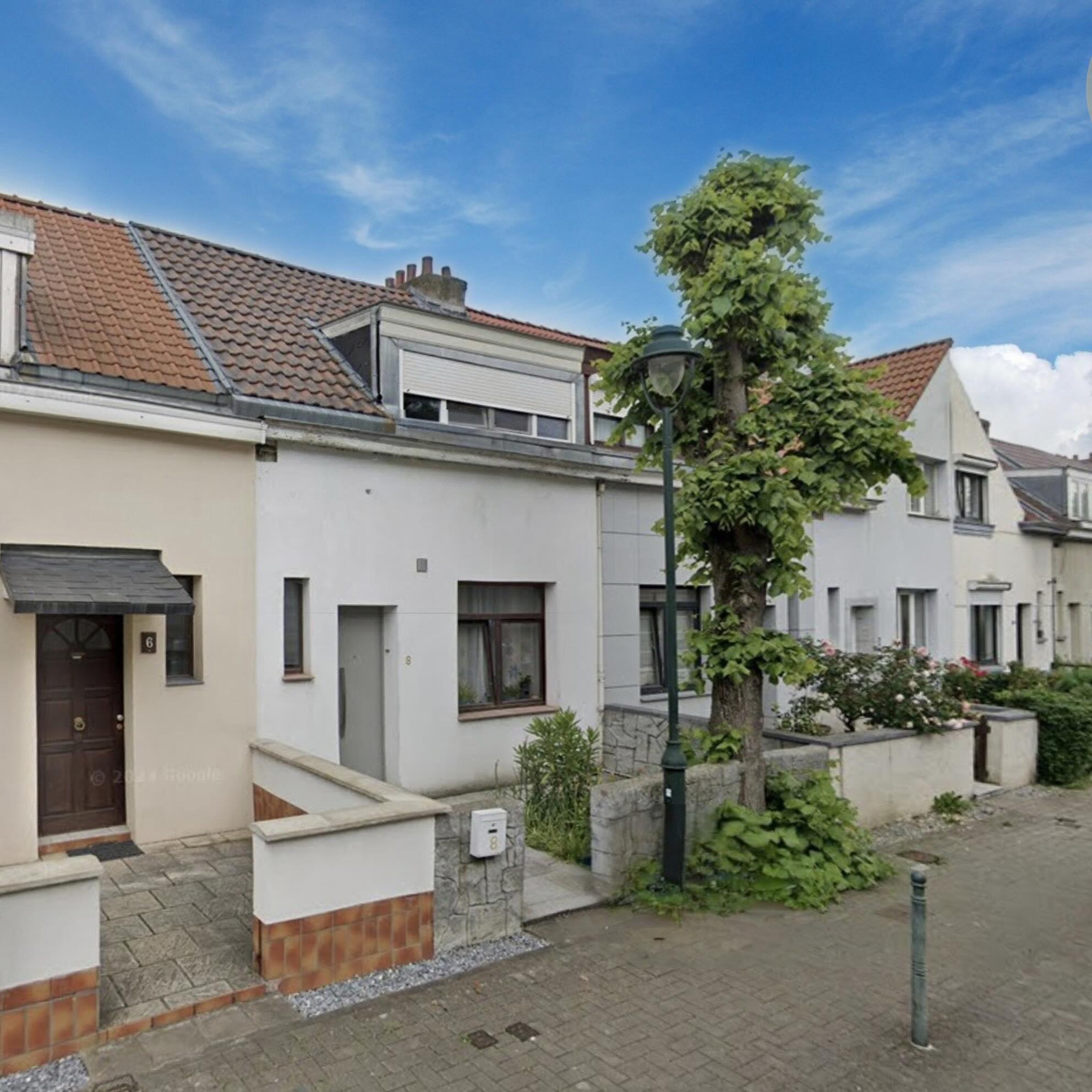 🌟 NOUVEAUTÉ À ANDERLECHT – Rue Hoorickx ! 🌟
Vous cherchez une maison pleine de potentiel avec un bel espace extérieur ? Cette maison de 108 m² pourrait bien être celle qu’il vous faut !
🛏️ 2 chambres confortables + bureau
🏡 Possibilité d’aménager une 3ᵉ chambre
🌳 Jardin agréable pour profiter des beaux jours
✨ Beaux volumes et nombreuses possibilités d’aménagement
Une belle opportunité pour les familles, les jeunes acquéreurs ou les investisseurs à la recherche d’un bien avec du potentiel.
#anderlecht #maisonavendre #immobilierbelgique #century21astrid #nouveauteimmo