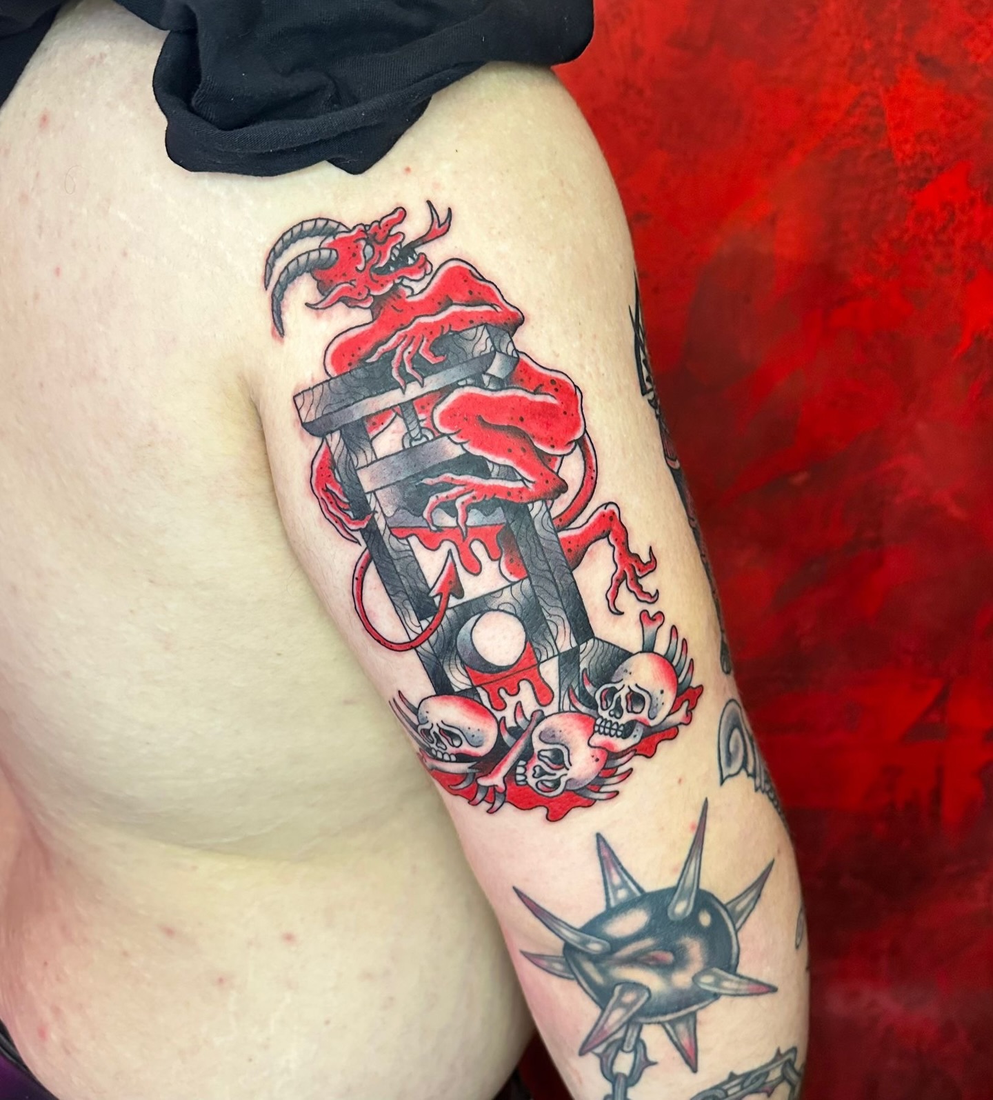 Black and red just looks too good together 🖤❤️🔥
By @daniel_franco_tattooer 🔥
