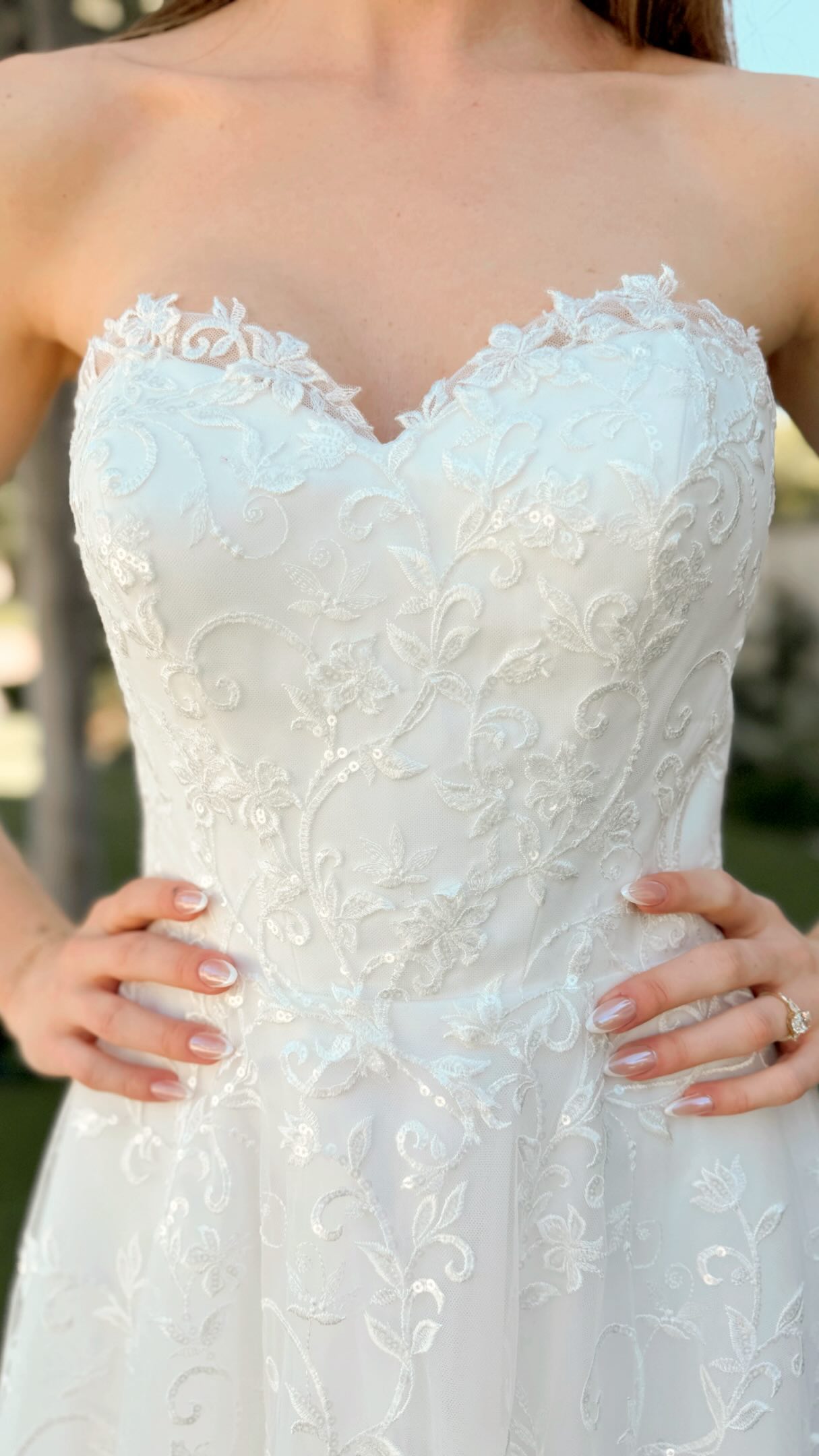 Imagine this with a dramatically long veil? 🥹😍 more is more here 🤍
Lorren | N2680