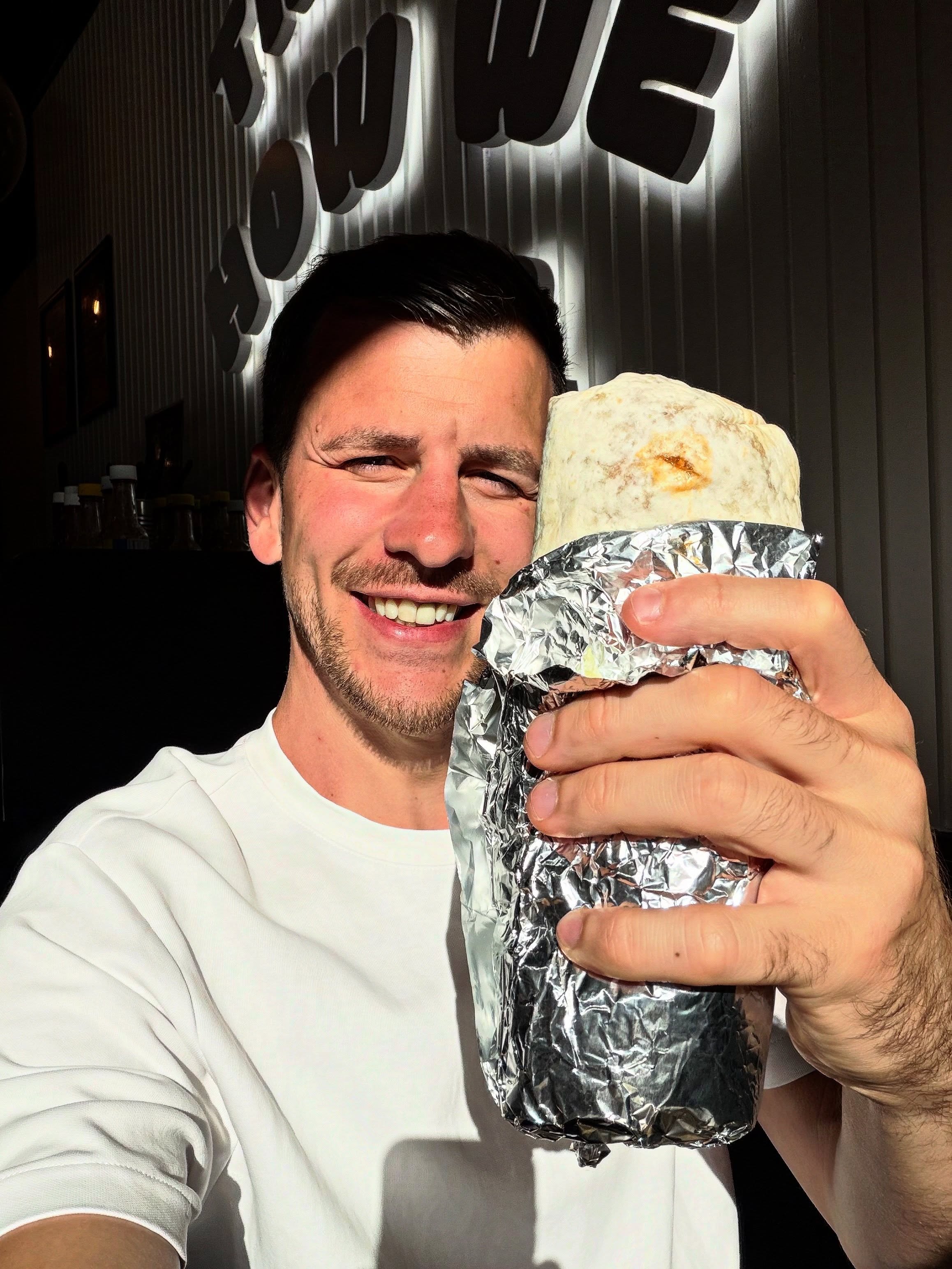 @planburritouk - Swansea
"Really big burrito" with Tinga chicken.
Look at the length of this beauty!
The quantity of burrito was exactly what i look for, with free sauces to add on the spice.
Will return, when possible!
🌯🌯🌯🌯🌯
.
#sturrito #burrito #burritos #burritoaddict #burritohunter