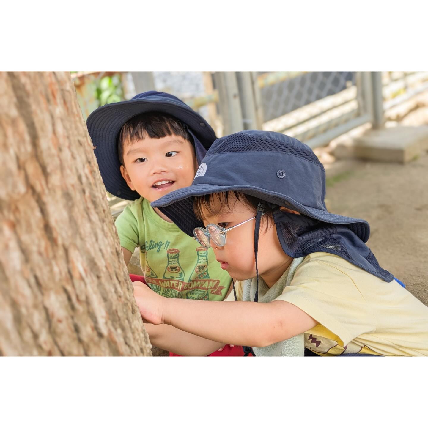.
\小さな大発見が、まいにち転がっています。🐜🍂/
お外遊びが大好きな、布施かなた保育園の子どもたち。
一歩外に出れば、そこは宝探しの舞台です!
最近のブームは、園庭にある木の観察。
「なにかいるかな…?」と、
小さなおててを膝について、じーっと木を覗き込む姿が
とっても微笑ましいです🔍✨
アリさんの大行列を見つけたり、
めずらしい形の葉っぱを発見したり。
大人にとっては見慣れた景色も、
子どもたちにとっては大冒険の連続です。
五感を使って自然に触れ、
「なんでだろう?」「おもしろい!」を
たくさん見つけて心豊かに育ってほしいなと願っています🧸🌿
今日も小さな探検家たちの、
ワクワク弾む声が響いています♩
————————
\ 公式LINEにて見学受付中🕊 /
布施かなた保育園では、随時園見学を行っております。
実際の子どもたちの様子や、こだわりの園内を
ぜひ直接ご覧ください。
ご予約・ご質問は
公式LINEにて承っております。
(プロフィールのURLより)
小さな疑問もお気軽にお問い合わせください。
-———————
#布施かなた保育園#大阪市保育園#大阪市東成区#東成区子育て#東成区保育園