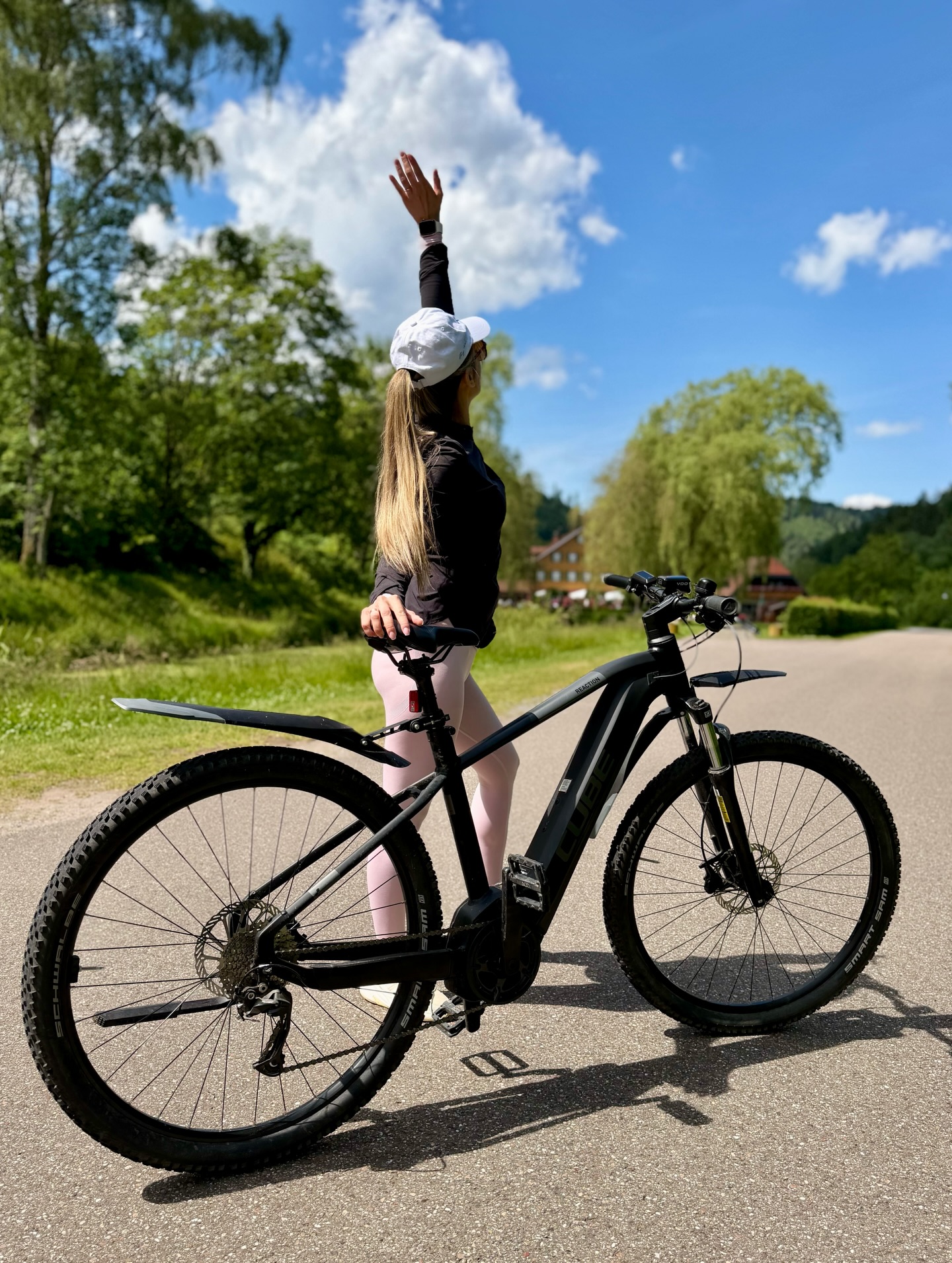 Sportliche Auszeit im Schwarzwald 🚴♂️🌲
Starte deine E-Bike Tour unmittelbar vor unserer Haustür.
Bei uns können Sie bequem E-Bikes mieten und den beliebten Enzradweg sowie die wunderschöne Umgebung rund um das Eyachtal entspannt entdecken – ideal für Genussradler und Aktive gleichermaßen.
Perfekt für alle, die Natur, Bewegung und Erholung verbinden möchten. 🚴🏾♂️🌲
#EBike #Schwarzwald #Enzradweg #Auszeit #EBikemieten
Danke liebe Julia für die wundervollen Aufnahmen. Michelle ist wie immer ein kleiner Star. 🌟💛💛