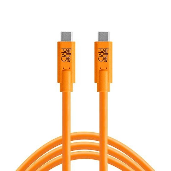 Tether Tools TetherPro USB-C to USB-C 10 3 m Bağlantı Kablosu, USB-C bağlantılı kamera ve bilgisayarlar arasında doğrudan, hızlı ve güvenilir aktarım isteyen fotoğrafçılar için hazırlanmış profesyonel tether kablosudur.
Tethered çekimlerde kablo yalnızca görüntüyü bilgisayara aktaran bir bağlantı parçası değildir. Çekim temposu, görüntü kontrolü, müşteri onayı ve dosya aktarım düzeni doğrudan bu bağlantının kararlılığına bağlıdır. Özellikle ürün, katalog, moda, portre ve reklam çekimlerinde bağlantının kesintisiz kalması iş akışını ciddi biçimde rahatlatır.
3 metrelik uzunluk, kamera ile bilgisayar arasında kontrollü bir çalışma mesafesi sağlar. USB-C’den USB-C’ye yapısı sayesinde modern kamera ve bilgisayarlarla adaptör kullanmadan bağlantı kurulabilir. 60W’a kadar şarj desteği, uyumlu cihazlarda çalışma süresini destekleyen önemli bir avantajdır.
Yüksek görünürlüklü turuncu rengi, stüdyo ortamında kablonun daha kolay fark edilmesine yardımcı olur. Bu küçük ayrıntı, yoğun setlerde kabloya takılma riskini azaltmak ve ekipman düzenini daha güvenli tutmak açısından önemlidir.
Ürünün teknik detayları ve kullanım alanları Flaşçı’da yer alıyor:
https://www.flasci.com/product-page/tetherpro-usb-c-to-usb-c-10-3m-baglanti-kablosu
#Flaşçı #Elitflaş #TetherTools #TetherPro #TetheredShooting #USBC #BağlantıKablosu #FotoğrafEkipmanları #StüdyoEkipmanları #ÜrünFotoğrafçılığı #KatalogÇekimi #ProfesyonelFotoğrafçılık