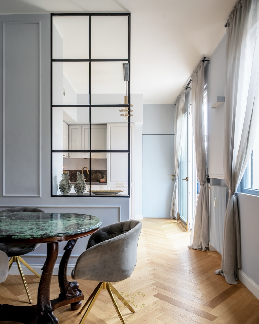 Da spazi separati a un ambiente unico.
In questo progetto cucina e soggiorno dialogano in modo naturale grazie a una nuova distribuzione degli spazi e all’inserimento della vetrata che divide senza chiudere e lascia fluire la luce.
Un open space più ampio, contemporaneo e pensato per essere vissuto ogni giorno.
@chiocca.design
Design · Restyling · Ristrutturazione