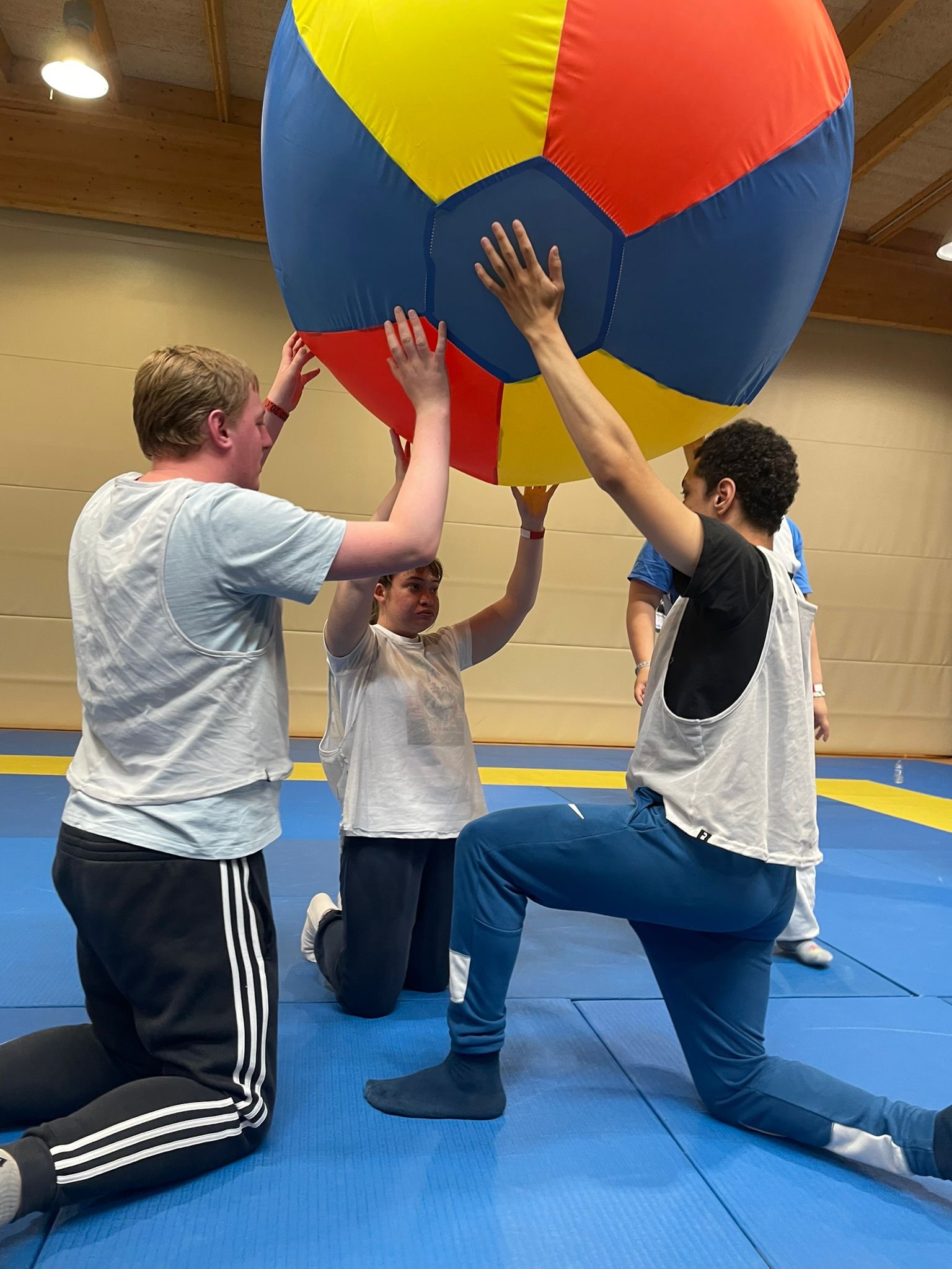 Vrijdag was het sportdag voor de leerlingen van OV1 en OV2. In de voormiddag gingen alle leerlingen zwemmen in het subtropisch zwembad van LAGO Rozebroeken. In de namiddag deden de leerlingen van OV2 een klasoverschrijdende teambuilding. Via verschillende opdrachten ontdekten ze welke klas het best kon samenwerken. De leerlingen van OV1 speelden omnikin en honkbal. Het was een leuke en sportieve dag voor iedereen!