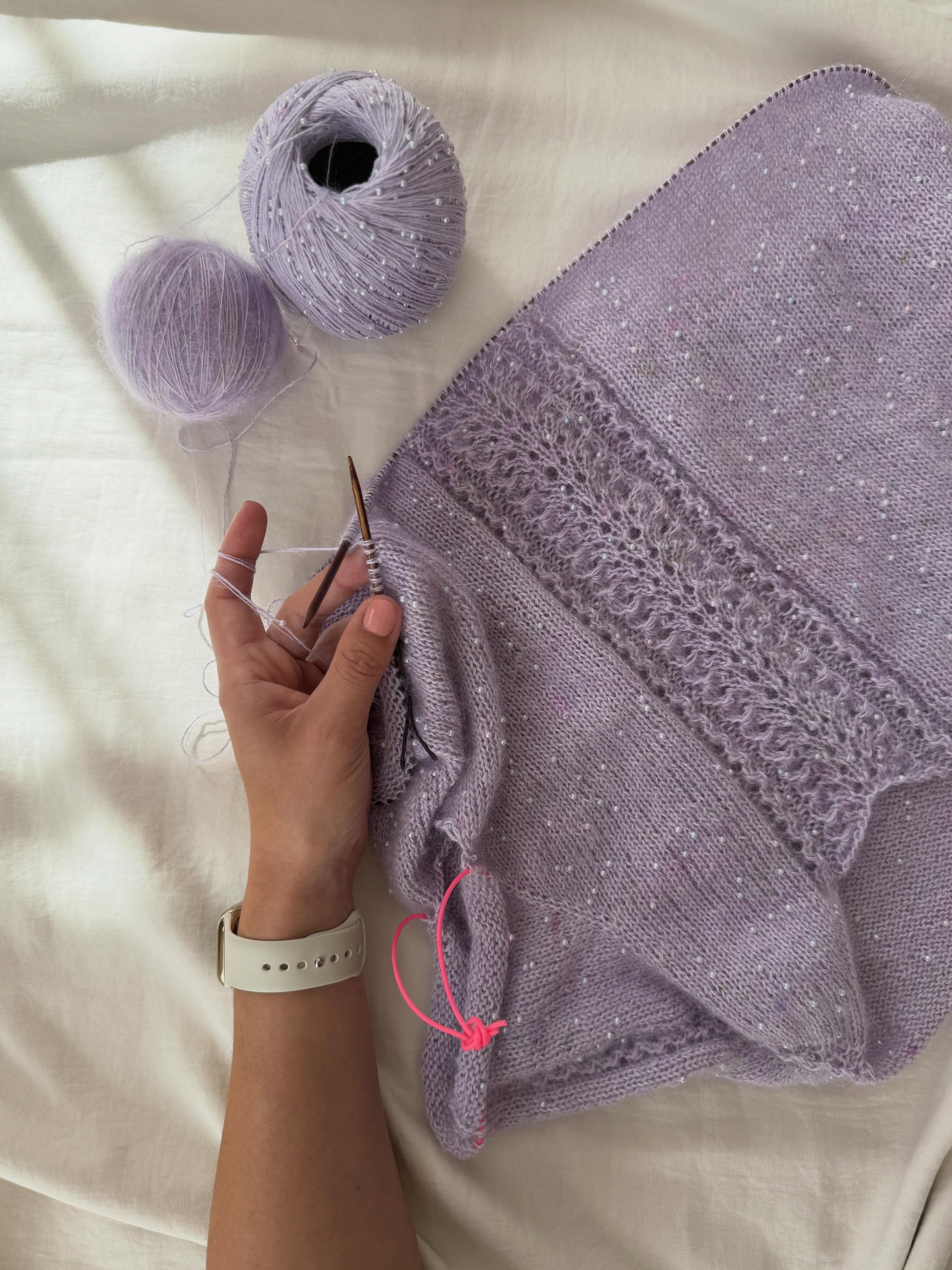 Slow weekend vibes with Ariella and my little helpful assistant 💕💗
.
.
.
Pattern in progress by me - #ariellasweater - and coming mid of August ✨
.
Yarn: Mermaid Tears in Lila and Moe in Wisteria by @pru_yarns
.
Advertising
.
#knitting #stricken #strickenmachtglücklich #knit