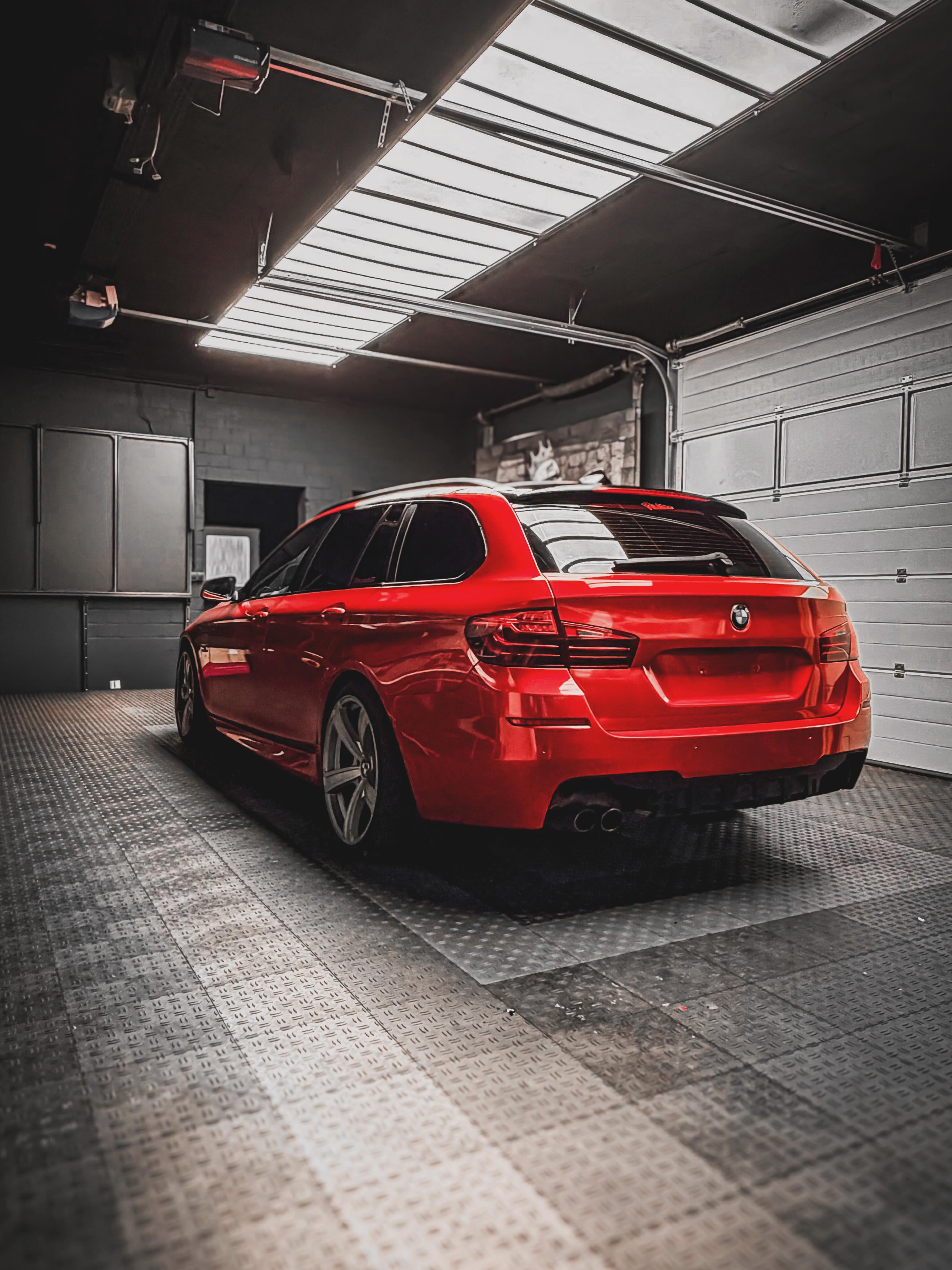 ✨ Super clean. Zeitlos. Perfekt umgesetzt. ✨
Weniger ist manchmal einfach mehr. Dieser BMW überzeugt nicht durch laute Akzente, sondern durch eine makellose, extrem cleane Optik. Die Folierung in Platinum Wrapping Film Ruby Red verleiht dem Fahrzeug eine unverwechselbare Tiefe und einen edlen Glanz, der jede Karosserielinie perfekt hervorhebt. Keine überladenen Details – nur eine hochwertige Oberfläche, saubere Linien und ein Auftritt, der für sich spricht.
Genau diese Kombination aus schlichter Eleganz und sportlicher Präsenz macht den Unterschied. Ein Look, der auch in Jahren noch genauso beeindruckt wie am ersten Tag.
📍 Veredelt von Foliatune
🌐 www.foliatune.de
📧 info@foliatune.de
📲 0177 29 85 626
#SuperCleanBMW
#RubyRedWrap
#PlatinumWrappingFilm
#Foliatune
#CleanCarCulture