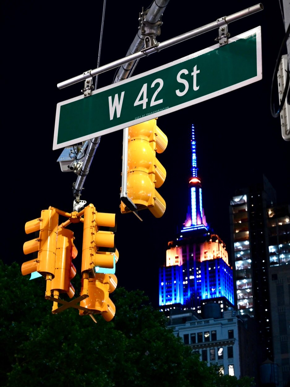 Walking around NYC while the @nyknicks game was going on this evening and got some great shots of Orange and Blue being displayed throughout the city. #nyc
