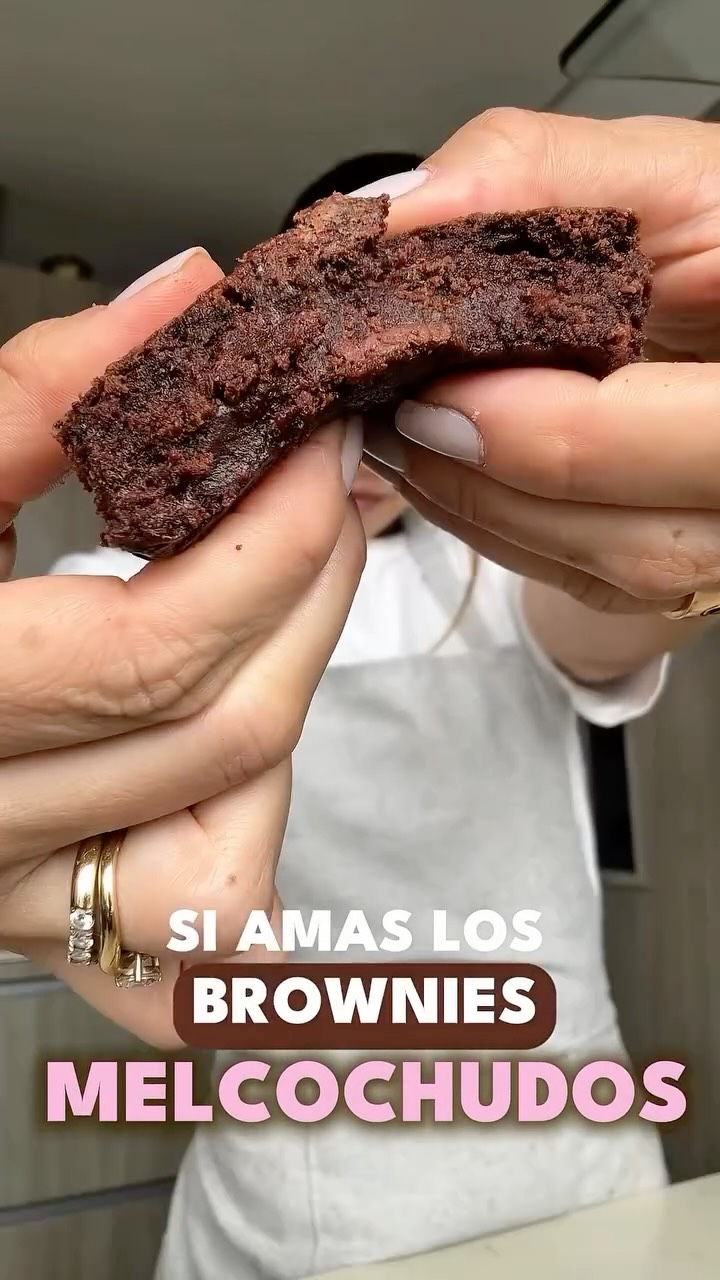 ¿Buscando el brownie melcochudo perfecto?
Olvídate de las texturas secas o apasteladas. Esta es la fórmula definitiva de mi cocina: un centro ultra denso, sabor profundo a cacao real y esa icónica capa craquelada que cruje al primer bocado.
Aquí tienes la lista de ingredientes para que vayas alistando tu mesa de trabajo:
LA FORMULACIÓN REAL:
140g Mantequilla avellanada
120g Sugar morena + 150g Azúcar blanca
3 Huevos
120g Chocolate semiamargo + 60g Chocolate 85%
20g Cacao en polvo
95g Harina de trigo
50g Chunks de chocolate + Sal marina
¿El secreto técnico?
El orden de los factores aquí sí altera el producto (y la melcocha).
Para ver el paso a paso detallado, las notas de laboratorio y mis tips de temperatura para que te salga perfecto, corre a ver la receta completa en mi web.
Link en el perfil 🤎