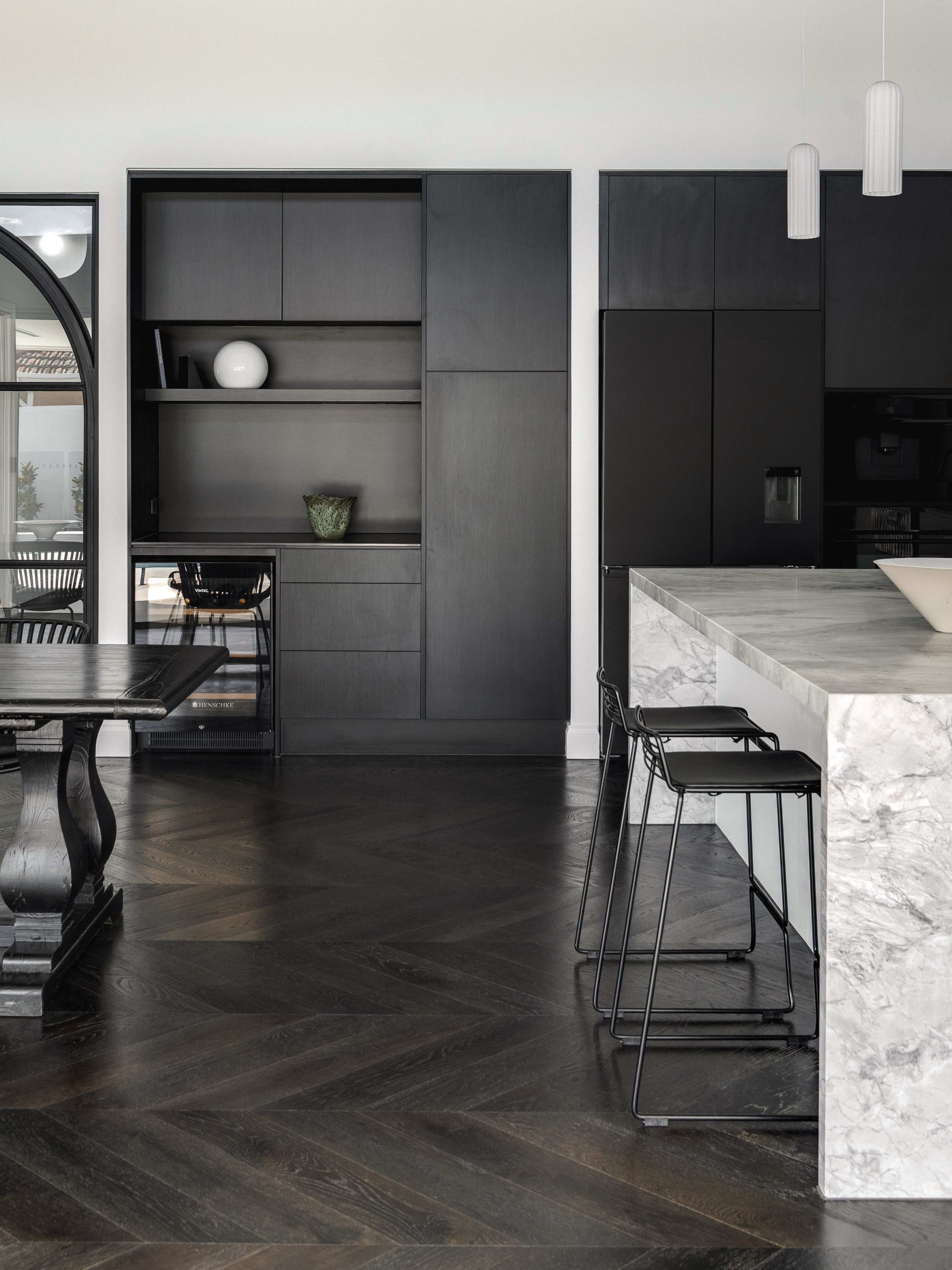 Rich dark timber and clean lines create a cabinetry feature that is both elegant and refined. One of many thoughtfully considered details throughout this Glengowrie home.
Build: @Custombuiltnewhomes
Interior Design: @headinteriordesign
Photography: @mediiahouse
#custombuiltnewhomes #australianinteriors #interiordesign