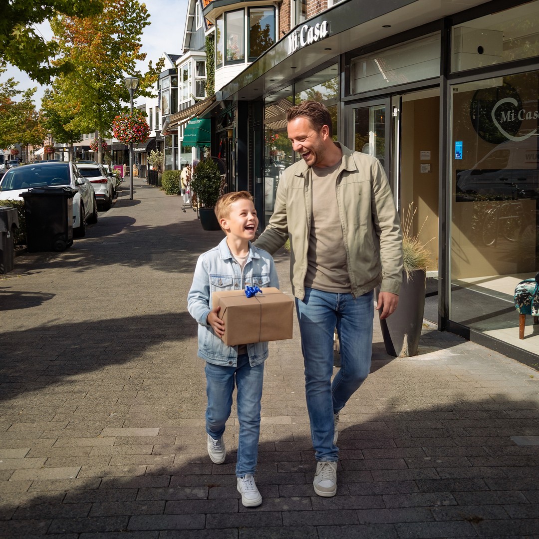💙 Vaderdag komt eraan! Tijd om de persoon die jou heeft grootgebracht te verrassen met iets moois. Hier vind je gegarandeerd iets wat bij hem past: van parfum en mode tot delicatessen en mooie accessoires.
#Vaderdag #winkelgebied #dekempenaer #shoppen #winkelen #genieten #gezelligheid #shoplocal #bollenstreek #oegstgeest