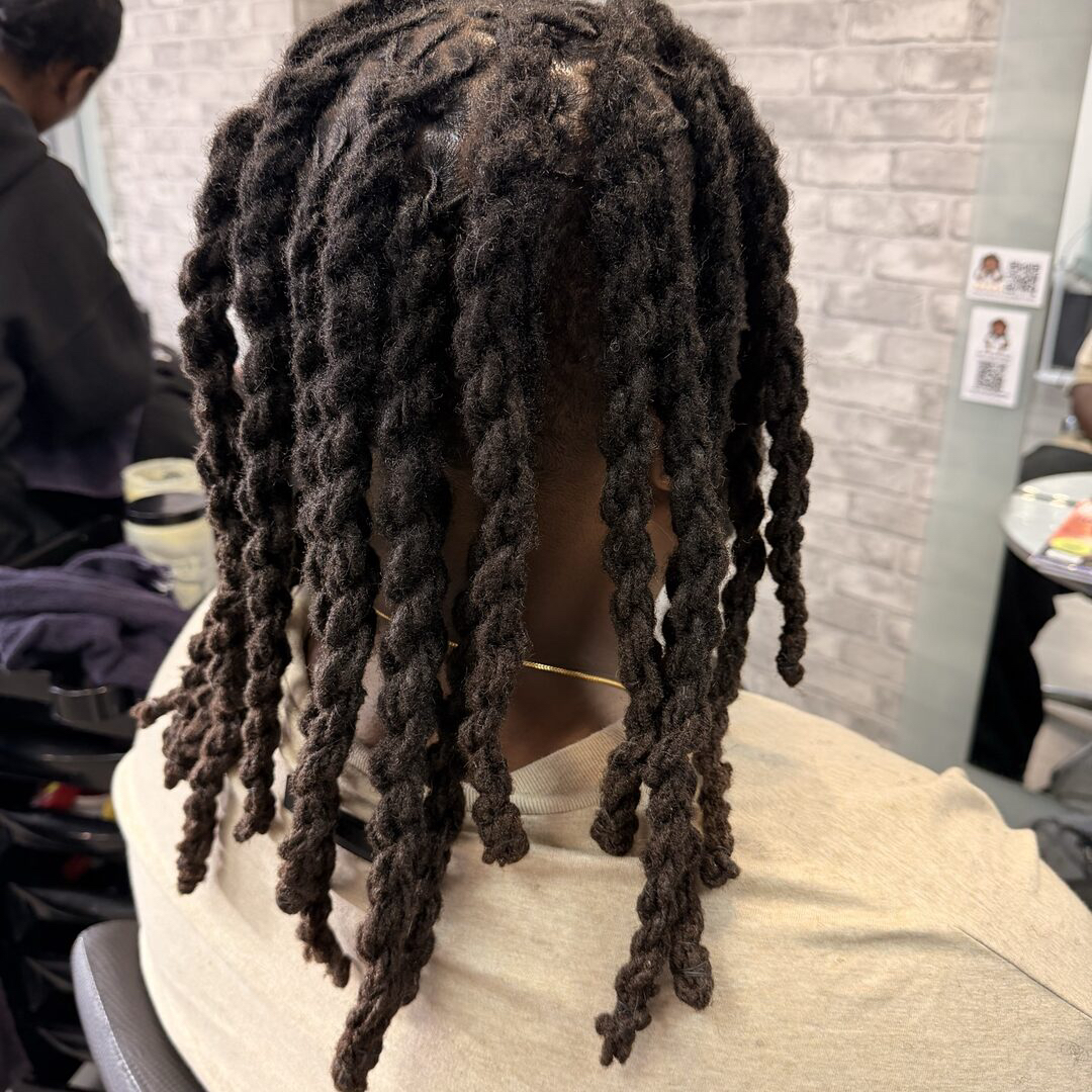 Dry scalp, root breakage or product buildup in your locs? We’ve seen it all in our 18+ years at Q2 Locs Parlour — and we’ve helped clients in Harrow beat each one with personalised care. Signs to watch for: flaky, itchy patches (dry scalp); thinning or snapped hairs at the roots (breakage); heavy residue, grease or dull-looking locs (buildup). Our professional remedies include soothing scalp treatments, targeted strengthening at the root, and clarifying/colour-safe cleanses — always followed by a tailored maintenance plan to stop issues coming back. Want prevention tips for Harrow’s weather? Hydrate with a lightweight oil, cleanse regularly but gently, protect locs from harsh winds, and book routine check-ups so small problems don’t become big ones. Have questions about your locs or want a personalised plan? Book with us — Link in bio. Tell us: which issue concerns you most right now?