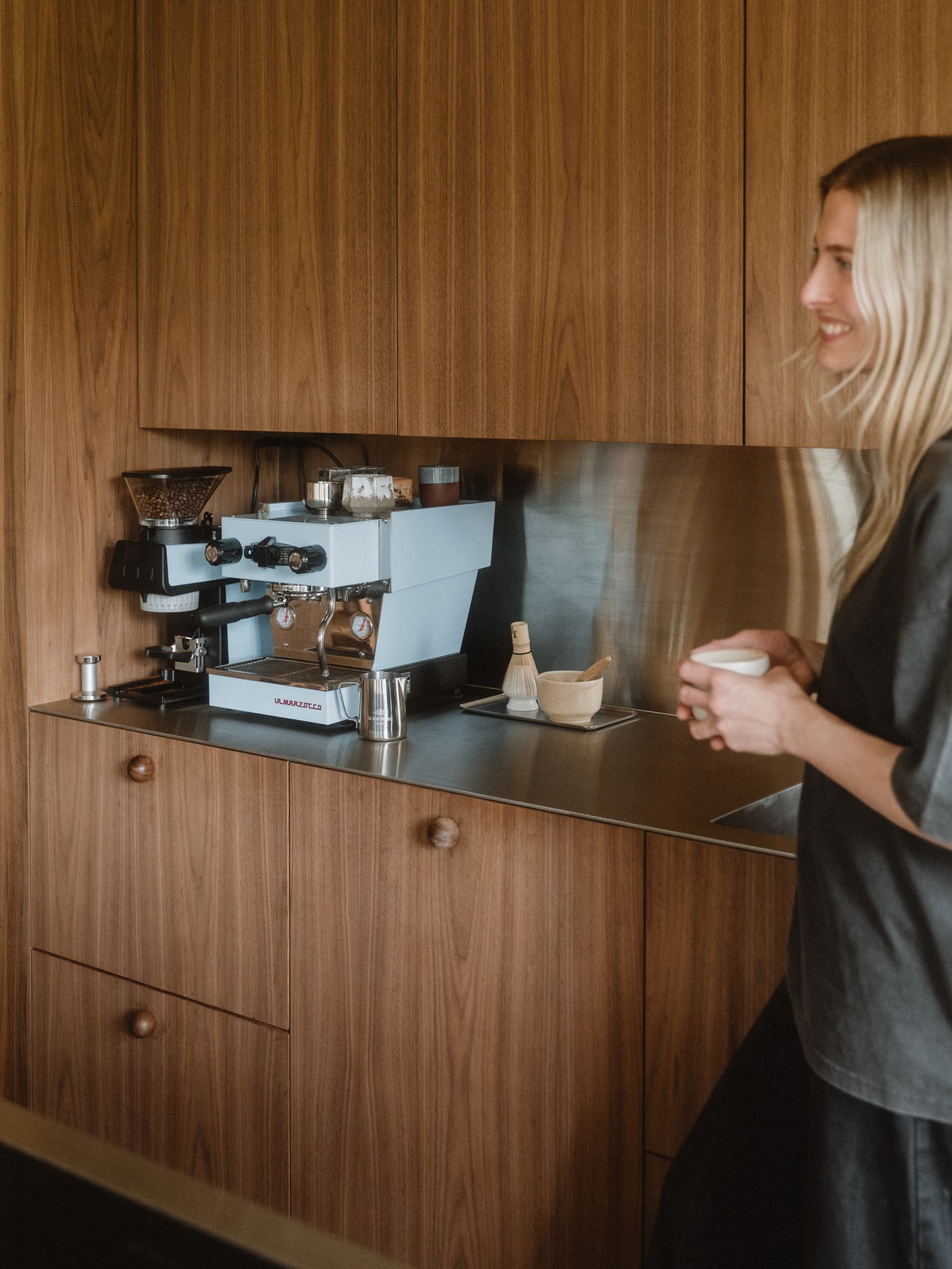 Snart kommer en ny «Min La Marzocco»-historie.
Denne gangen besøkte vi Camilla og Christian på Billingstad, hvor kaffe, familieliv og hageprosjekter går hånd i hånd. Følg med de neste dagene. ✨☕️
.
.
.
.
#rrebel #lamarzoccohome #lamarzocconordic #espressomaskin #homebarista