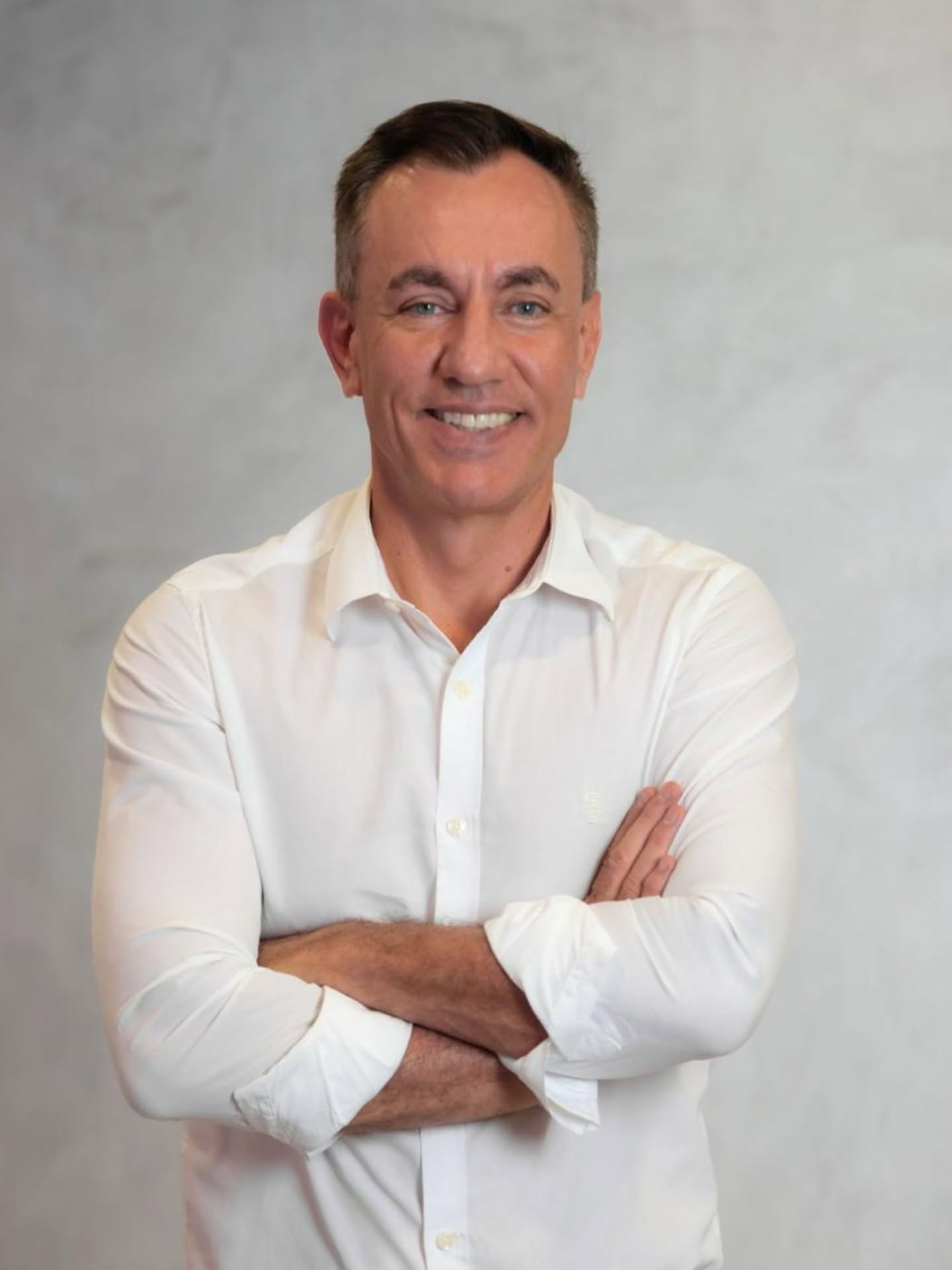 José Frugis Filho é o novo Diretor Comercial da CYAN Analytics e também se integra ao ecossistema da companhia como acionista, atraído pelo plano de partnership e pelo modelo de incentivos da organização, que reforça o compromisso mútuo com o crescimento e a geração de valor de longo prazo.
Engenheiro agrônomo e com mais de 30 anos de atuação no agronegócio brasileiro e uma trajetória construída em organizações como Monsanto, Bayer, DuPont Pioneer, Corteva e Ourofino, Frugis reúne ampla experiência em desenvolvimento de negócios, estruturação de equipes de alta performance, marketing, inteligência competitiva e expansão comercial.
O executivo chega com um grande desafio: ampliar o relacionamento com o mercado e acelerar o crescimento da CYAN em um momento de profundas transformações no setor. “Estou muito motivado em fazer parte de um time que pode capturar estas oportunidades”, afirmou.
Seja bem-vindo, Frugis.