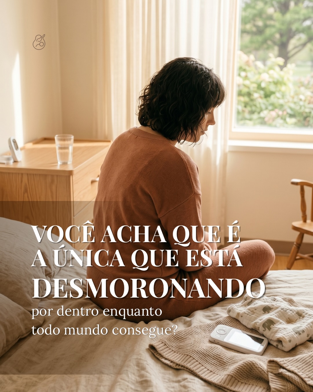 Você não está desmoronando porque é fraca.
Você está desmoronando porque está tentando ser perfeita numa tarefa que não foi feita para ser perfeita.
A maternidade real não cabe no que você vê na internet. Não tem filtro, não tem rotina impecável, não tem paciência infinita. Tem uma mulher fazendo o que pode, com o corpo que tem, a energia que sobrou e o amor que não acaba mesmo quando tudo o mais acaba.
O pediatra e psicanalista Donald Winnicott passou a vida estudando o desenvolvimento infantil e chegou a uma conclusão que a maioria das mães nunca ouviu:
O seu filho não precisa de uma mãe perfeita. Ele precisa de uma mãe suficientemente boa.
Uma mãe que erra, e volta. Que falha, e repara. Que cansa, e continua.
É justamente nessa imperfeição reparada que o bebê aprende algo que nenhuma rotina perfeita consegue ensinar: que frustração não destrói vínculo. Que o mundo falha, e se refaz.
Você não está fazendo tudo errado.
Você está sendo humana. E isso é exatamente o que o seu filho precisa.
Salva esse post para ler de novo na próxima vez que você sentir que está desmoronando.
E manda para aquela amiga que também precisa ouvir isso. 🤍
#maternidade #maternidadereal #desenvolvimentoinfantil #sonoinfantil #linguagemdosono