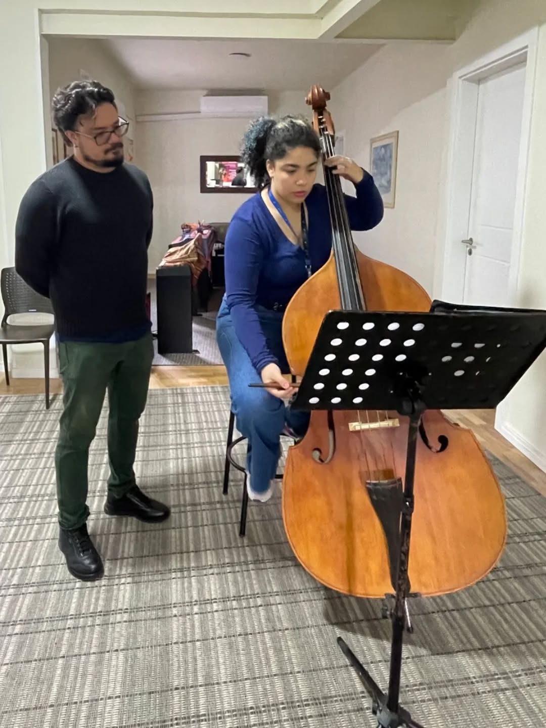 🎻 Você conhece o gigante da família das cordas?
O contrabaixo acústico é um instrumento cheio de curiosidades!
✨ 3 fatos interessantes sobre ele:
🎵 É o maior instrumento de cordas utilizado nas orquestras.
🎵 Seus sons graves são responsáveis por dar profundidade e sustentação à música, funcionando como a "base" da harmonia.
🎵 Apesar do tamanho impressionante, ele exige muita sensibilidade, precisão e técnica para ser tocado.
Além de encantar em orquestras, o contrabaixo também está presente no jazz, na música popular e em diversos estilos musicais ao redor do mundo.
Quem aí já conhecia essas curiosidades? 👇
📲 Quer aprender um instrumento fascinante e desenvolver novas habilidades? Entre em contato e conheça nossas aulas!
#contrabaixo #musicapoa #CasaDaMusica #instrumento #escolademúsica