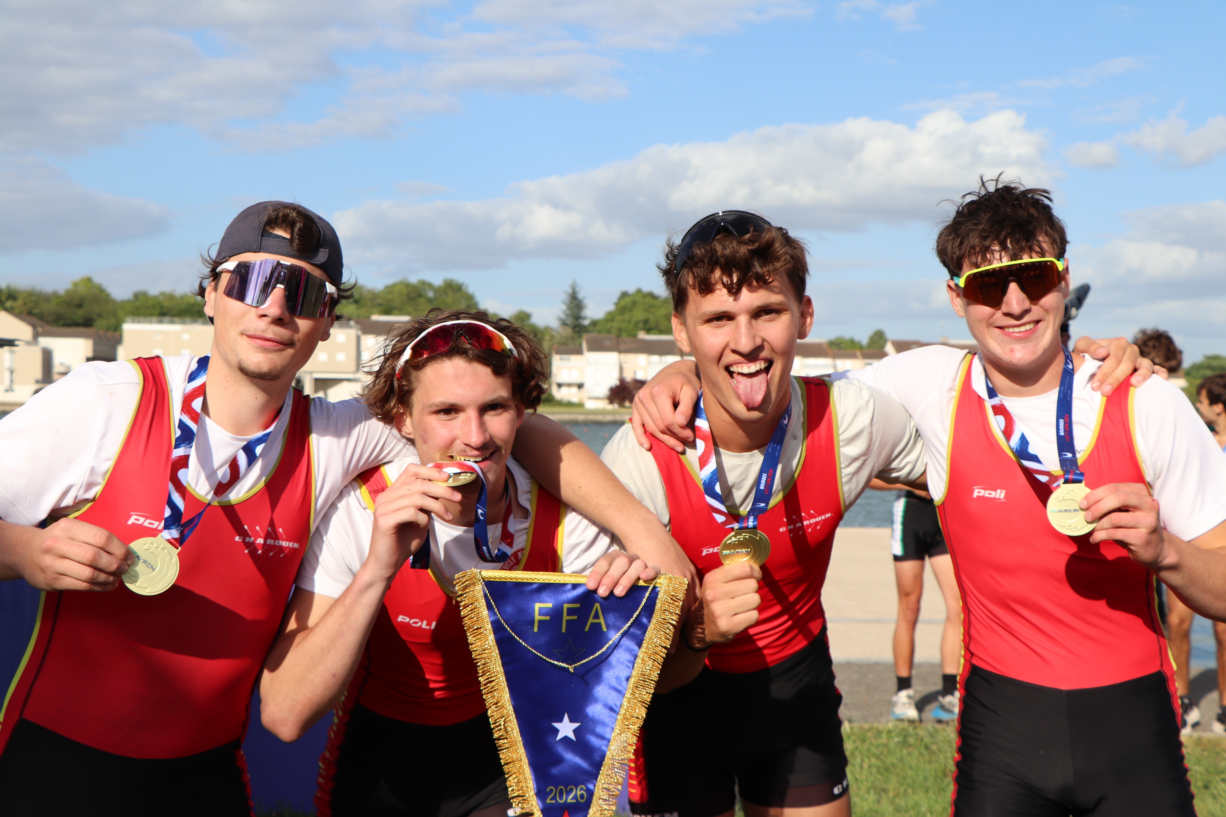 ENORMES ! Le 4X junior a débloqué le compteur samedi après avoir survolé la finale A suite à un départ boulet de canon !
Félicitation Maxence, Victor, Swann et Simon pour ce beau titre 🥇