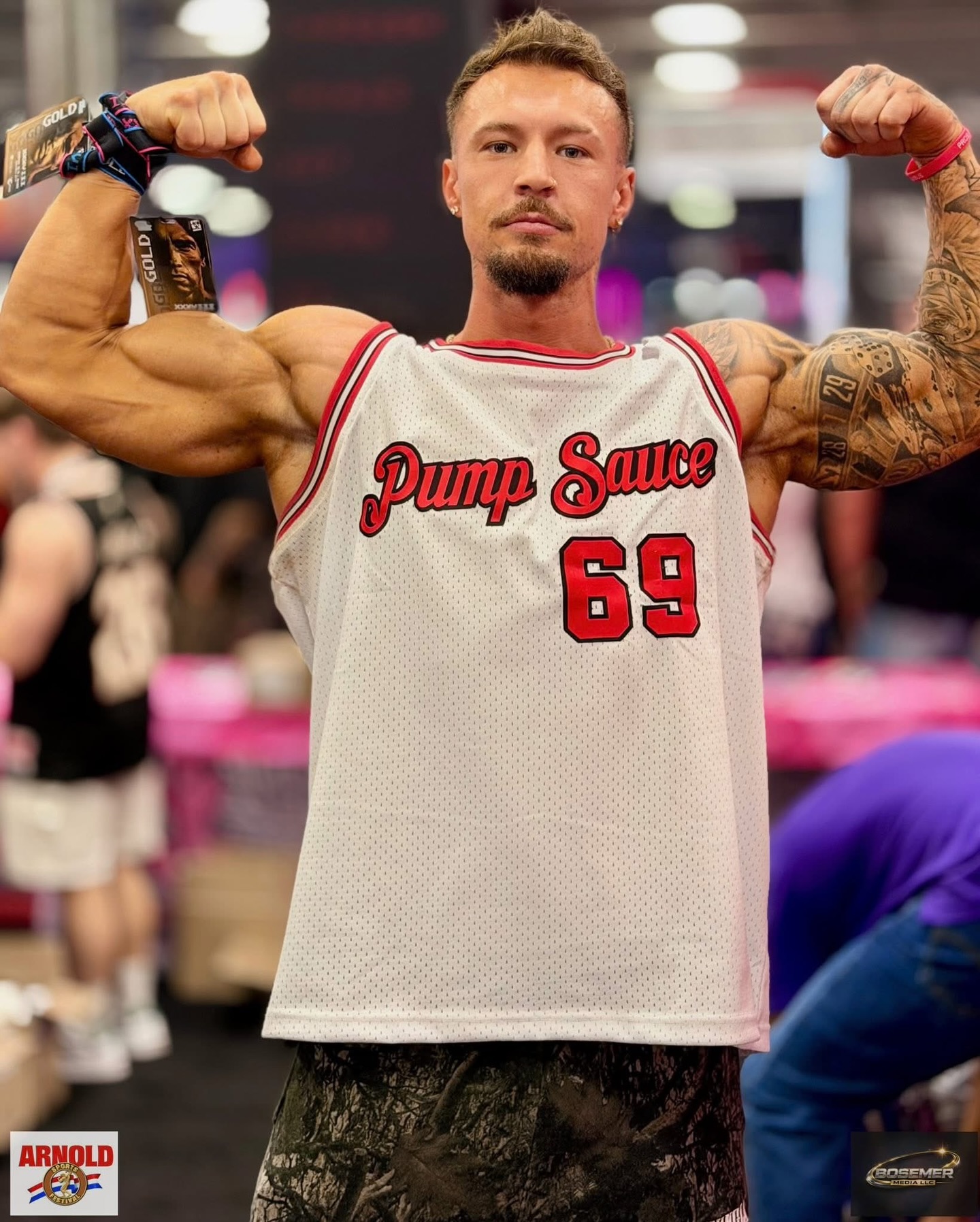 @parsfit_94 was on full flex mode while working in the @thepumpsauce booth at the 2026 @arnoldsports festival.
#bodybuilding #pumpitup #arnold