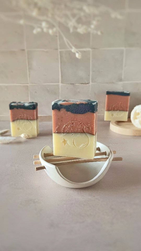 C'est déjà la fin de l'année 😲
Cette fin d'année approche à grands pas et avec elle l'envie de remercier celles et ceux qui ont accompagné tes enfants au quotidien.
J'ai donc préparé des petits cadeaux artisanaux pensés pour faire plaisir avec attention et simplicité.
Reste ici, je t'en parle très vite.
Et toi, tu offres des cadeaux en fin d'année ?
#savonnerieartisanale #faitmain #artisanefrançaise