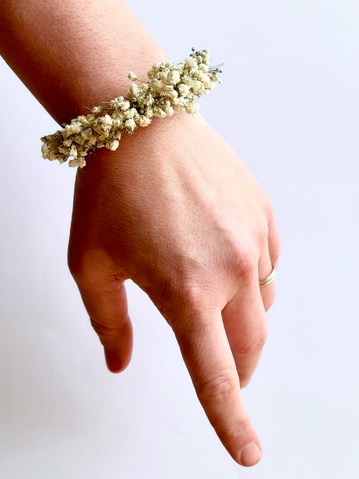 ♡ Pour ton EVJF : la box bracelet fleuri.
Chacune compose le sien entre copines, et le porte le jour J.
Tout est dans la box, rien à préparer.
Un souvenir fleuri qu’on garde bien après la fête. 💛
19,50€/pers · tout inclus · Belgique + France
→ courantvertfleurs.be en bio
#evjf #boxdiy #braceletfleuri #fleurssechees
