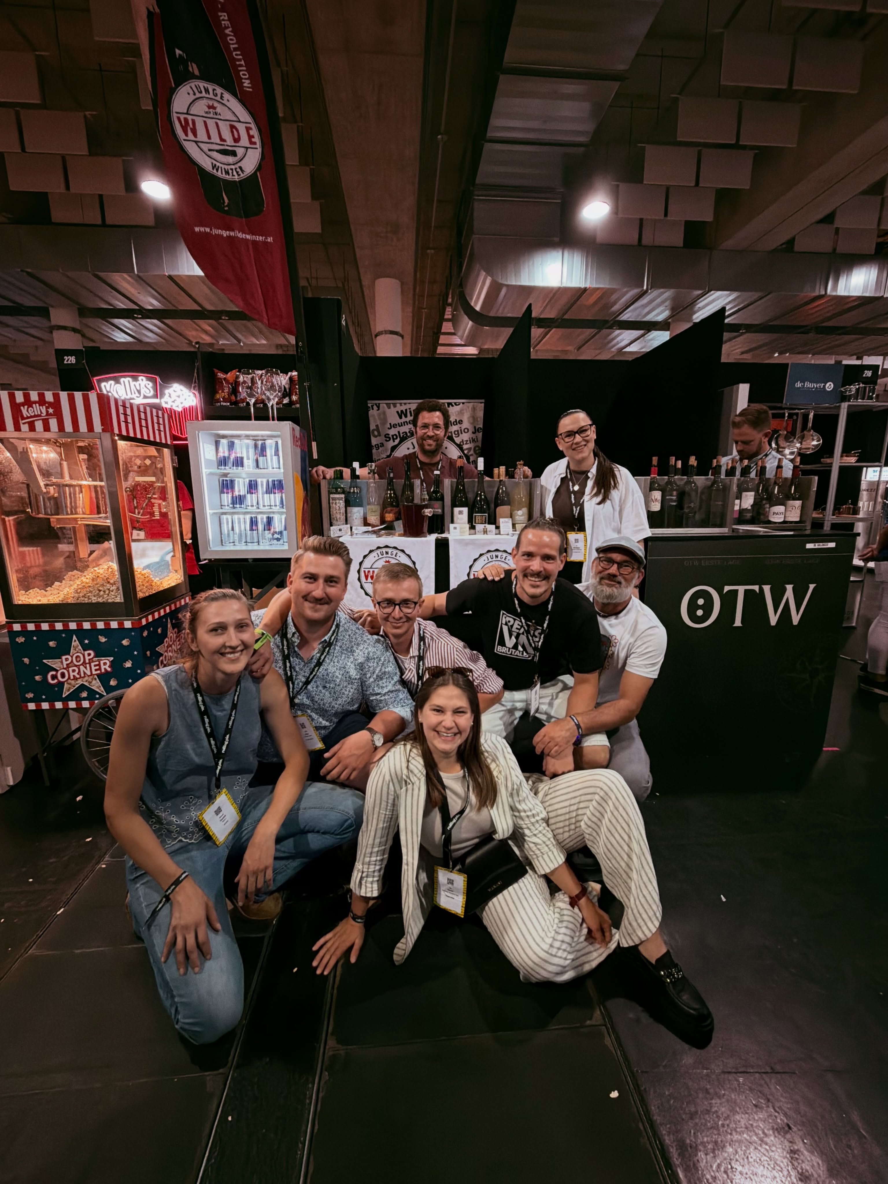 IT WAS A BLAST!🚀
@rollingpin.co thanks for having us!❤️🔥
Die vergangenen zwei Tage haben Küchenrockstars, Barkeeper:innen, Sommeliers, Gastronom:innen und die Macher:innen der Branche gezeigt was sie drauf haben.💥
& die jungen wilden Winzer waren mittendrin statt nur mit dabei!😉
#jungewildewinzer #rollingpin #inspiration