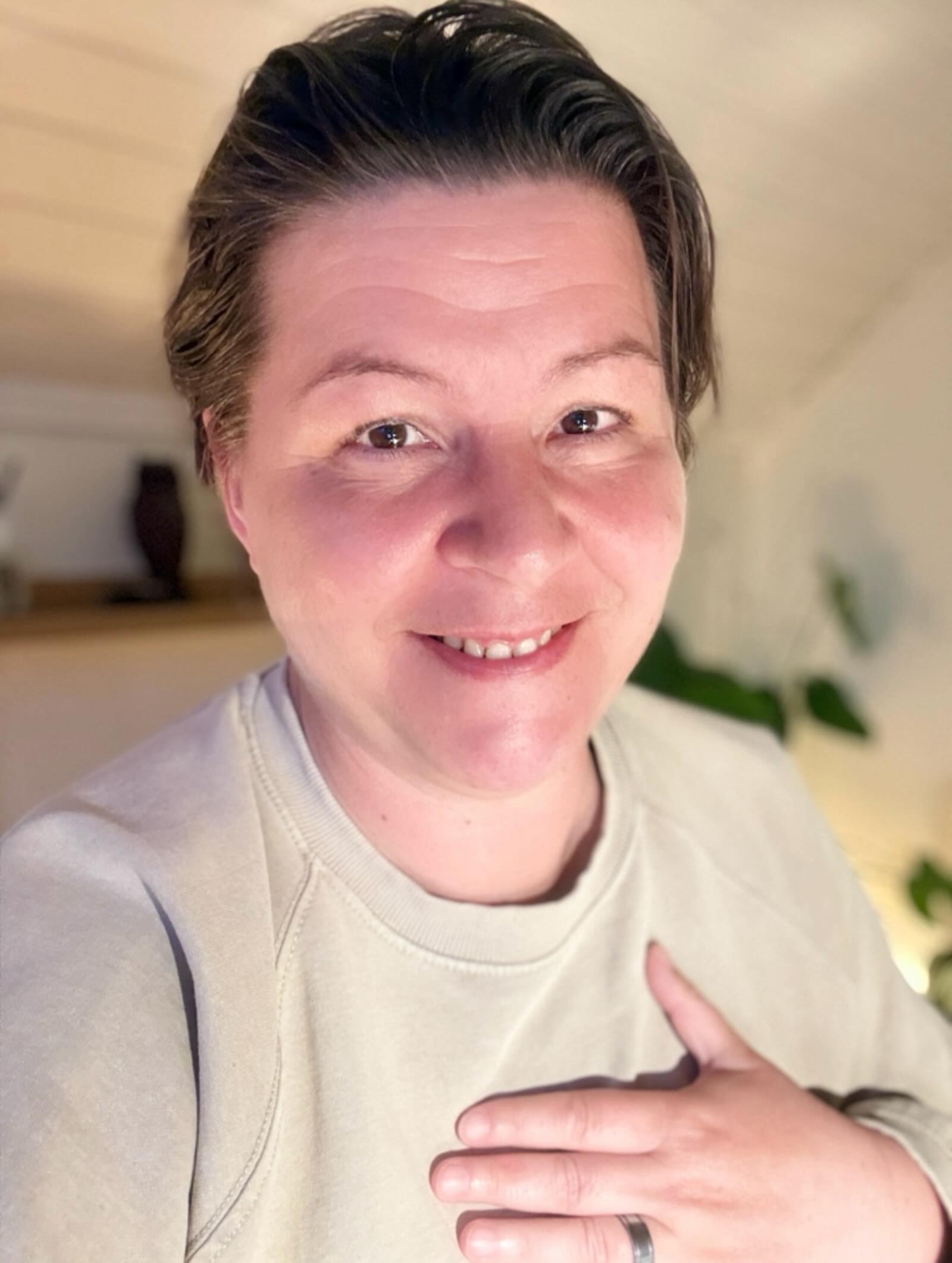 Det kommer dagar när jag på riktigt får nypa mig i armen för att vara säker på att jag faktiskt lever.
Dagar då jag stannar upp mitt i allt och känner en djup tacksamhet över livet. Inte bara för det som varit vackert, utan också för allt som utmanat, format och lärt mig.
För kärleken som jag en gång inte trodde fanns. För styrkan som växte fram genom det som försökte bryta ner mig. För modet som föddes mitt i rädslan.
För paniken, tvivlet och de mörka stunderna som blev dörröppnare till en djupare förståelse av mig själv.
När jag ser tillbaka på var resan började och jämför med den plats jag står på idag känner jag mig rik på ett sätt som inte kan mätas i pengar.
Rik på erfarenheter, rik på kärlek, rik på insikter, rik på människor och rik på liv.
Jag känner och upplever mig lycklig, välsignad och så djupt tacksam.🥲
Tack livet.🙏🏻
Tack för allt du tog ifrån mig, för allt du gav mig och för allt du lärde mig längs vägen.
Tack universum.💫
Jag är här. Och jag lever livet levande med
F R I D. ❤️✨
#livet#life#kärlek#love