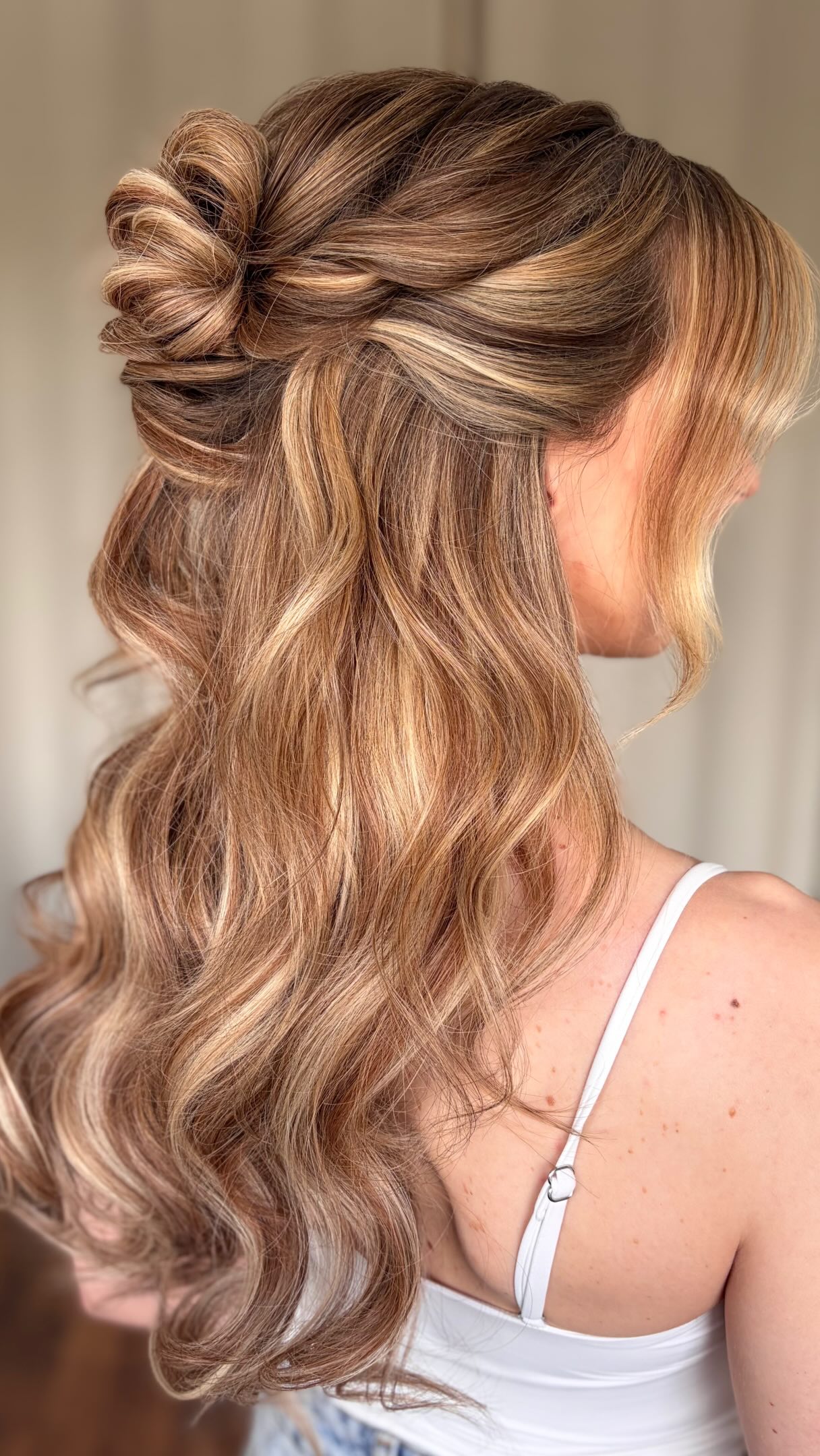 A French twist half up created at a bridal trial ✨
Built step by step until the balance felt right 🤍
Soft, structured, and tailored completely to the person in the chair 🫶🏼
Finished with final touches to perfect the shape ✨
So excited to create this again in a couple of weeks for lovely Ellie 🤍
#stamfordwedding #granthamwedding #bridalhairstylist #lincolnshirewedding #rutlandwedding