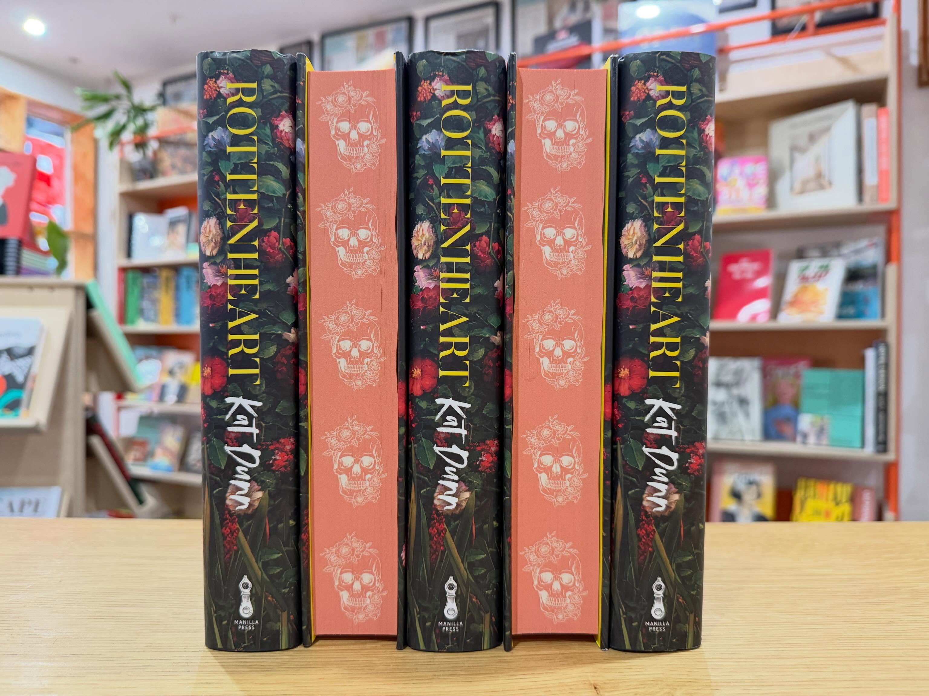 More decorative fore-edge loveliness … 😍😍😍
Rottenheart - £16.99
@katalicedunn