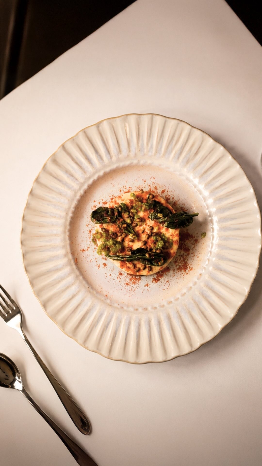 La pintada se viste a la catalana y llega a la mesa con una demi-glace escabechada que aporta profundidad, carácter y un punto inesperado. Tradición bien entendida, sin nostalgia y con mucho apetito.
Carrer del Cometa, 5, Ciutat Vella, 08002 Barcelona.