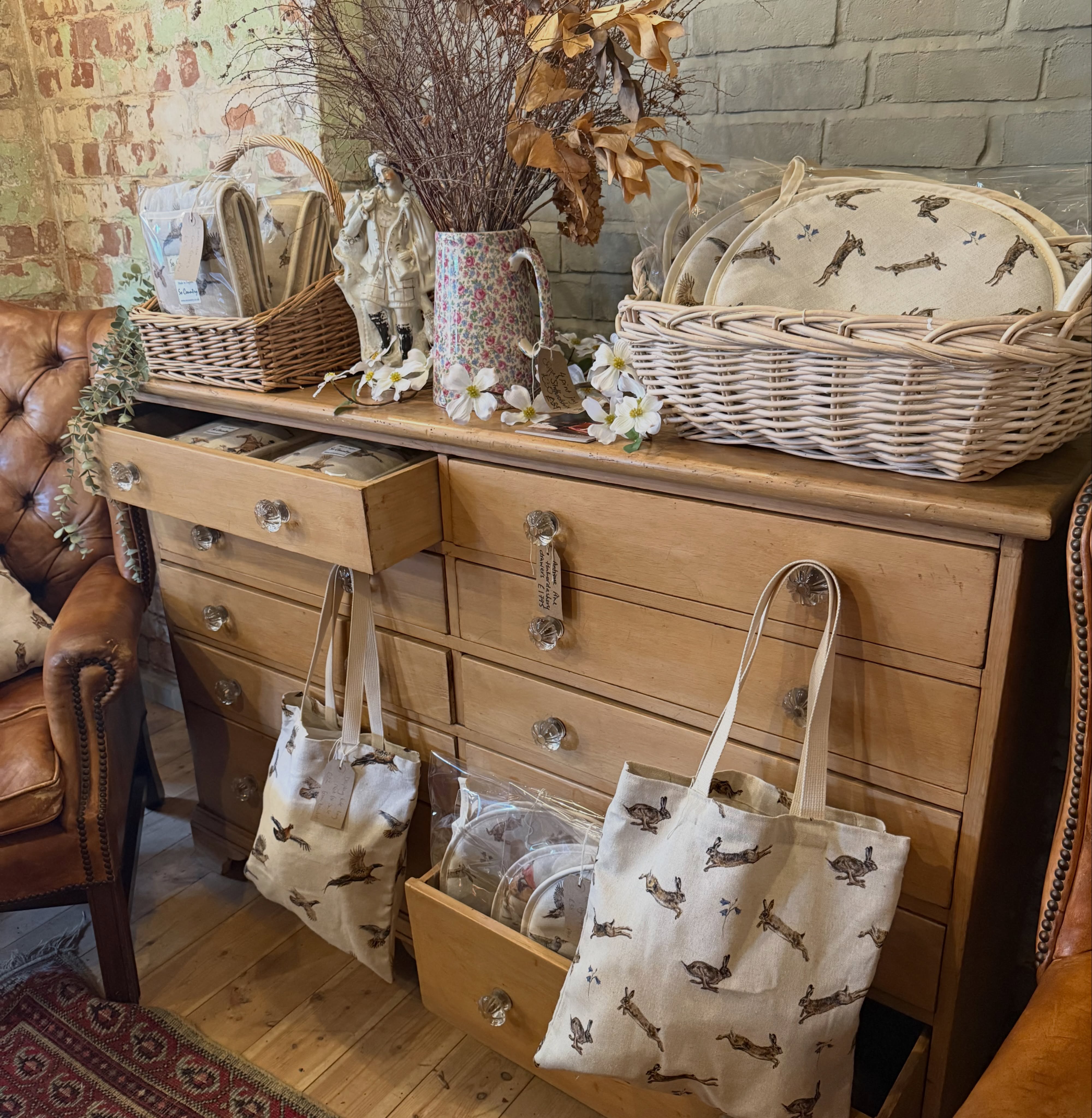 A beautiful new display has arrived in the Apple Room by @socountryantiques
Our lovely dealer, Paula, has launched her own exclusive range of country inspired home accessories.
Tote bags, cushions, Aga covers and oven mitts, featuring prints with hares, horses and game birds can be found styled amongst Paula’s antique pine pieces in The Apple Room.
#countryhome #farmhouse #hare #horse #phesant