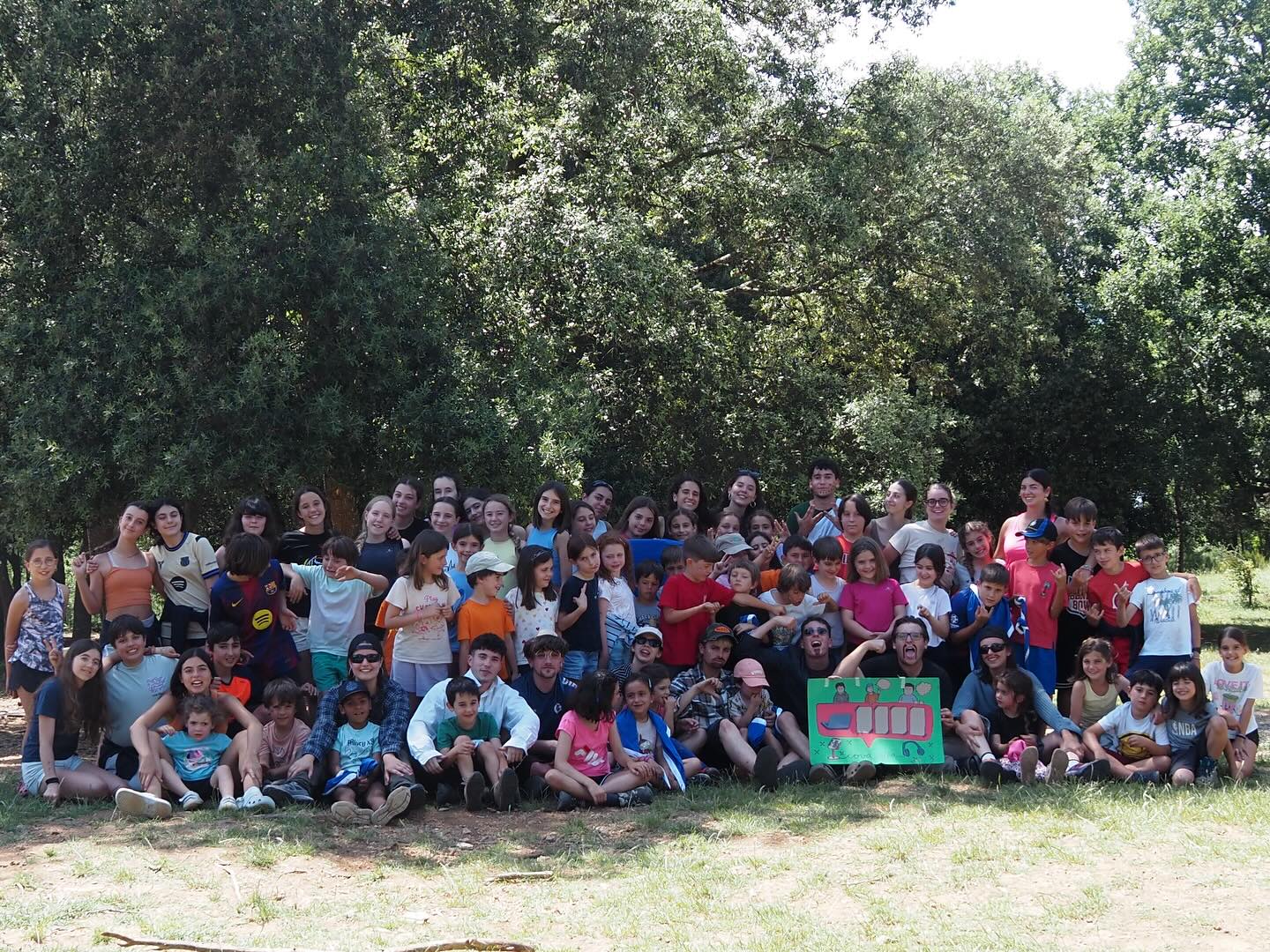 Hola Xirus!!!✨🩵
Deixem unes quantes fotos d’aquest cap de setmana de campaments 🏕️☀️tant especial que hem viscut! Els d’infantil vam anar al Pantà de Sau i juvenil vam anar a Palautordera, els llocs eren fantàstics 🤩i ens ho vam passar d’allò més bé!!🦎✨
També vam fer l’esperada entrega de foulards als nous i les noves infants de l’esplai.🩵🩵
Moltes gràcies Xirus, i ara sí que sí a preparar-nos pels campaments i les rutes de l’estiu! Que estan a tocar!!⏳🩵✨
#deixantpetjada