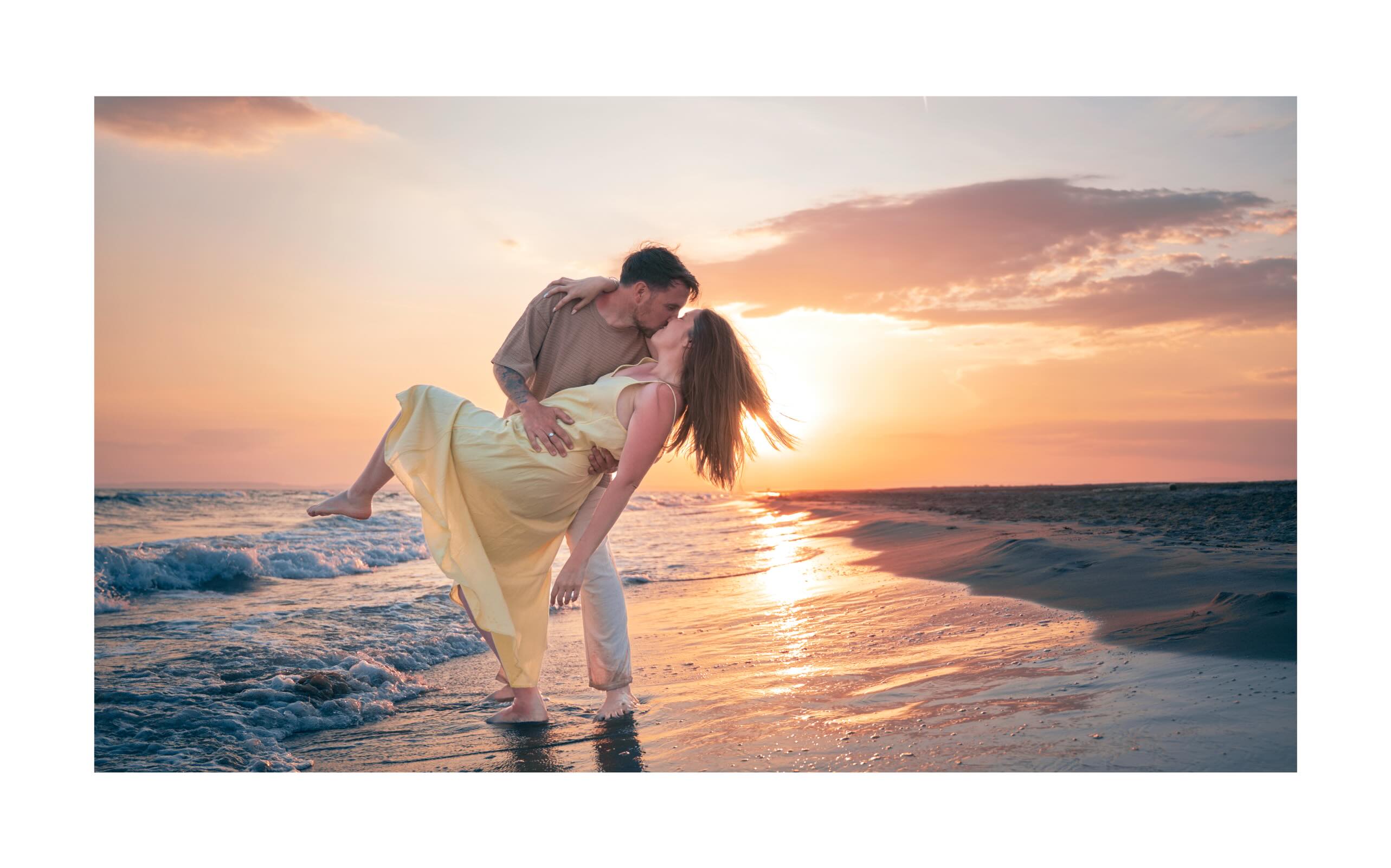 Certaines histoires n’ont pas besoin de mots.
Juste la lumière, le vent, et deux personnes qui se choisissent.
Séance d’engagement — Églantine & Michaël.
Quelque part entre les dunes et la mer.
—————————————————
✍️ Informations et réservations :
🌐 www.lestudio88.fr
☎️ 06.87.00.86.56
📍 Langlade - Gard
——————————————————
#seancecouple #mariage2026 #amouralaplage #couplesinlove